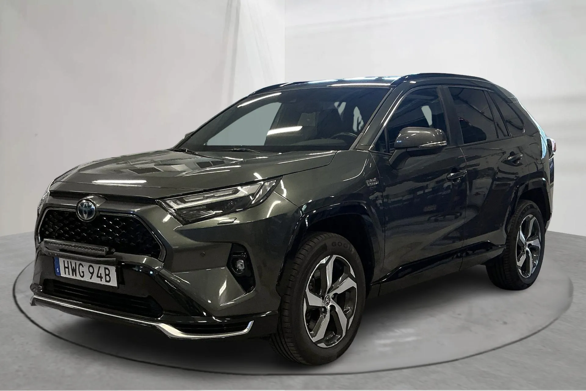 Presentationsfoto 1 av 16: Toyota RAV4 2.5 Plug-in Hybrid AWDi (306hk) - 13 258 mil - Automat - Mörkgrå - 2023