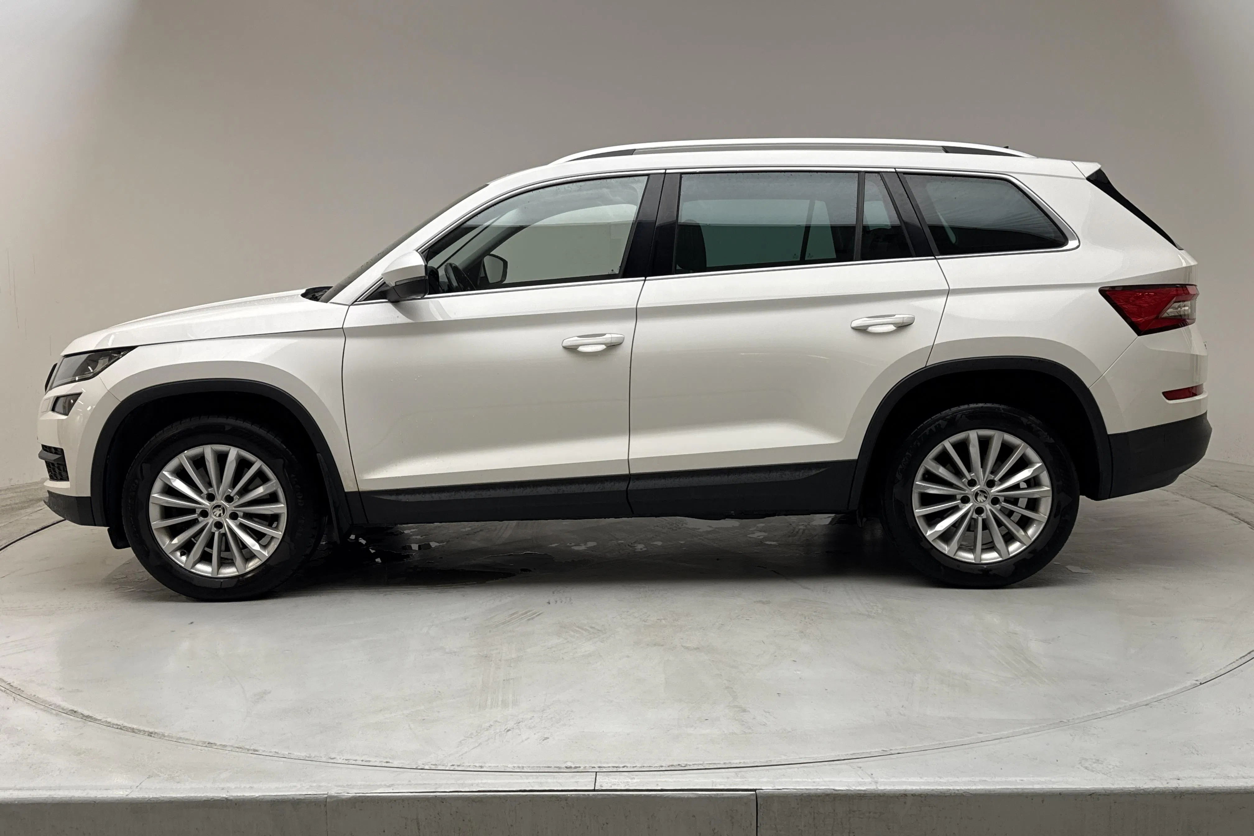 Presentationsfoto 2 av 14: Skoda Kodiaq 2.0 TDI 4X4 (190hk) - 38 142 mil - Automat - vit - 2019