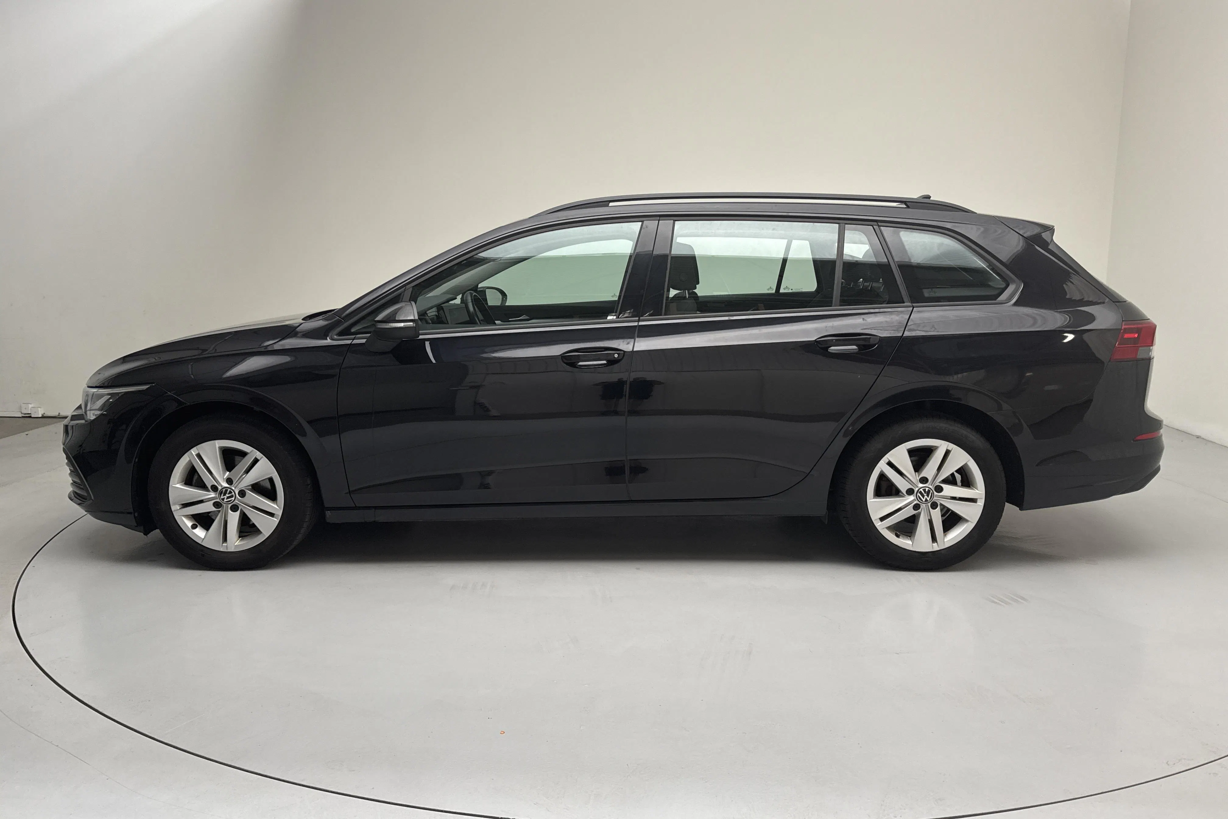 Presentation photo 2 of 11: VW Golf VIII 1.5 eTSI Sportscombi (150hk) - 109 290 km - Automatic - black - 2021