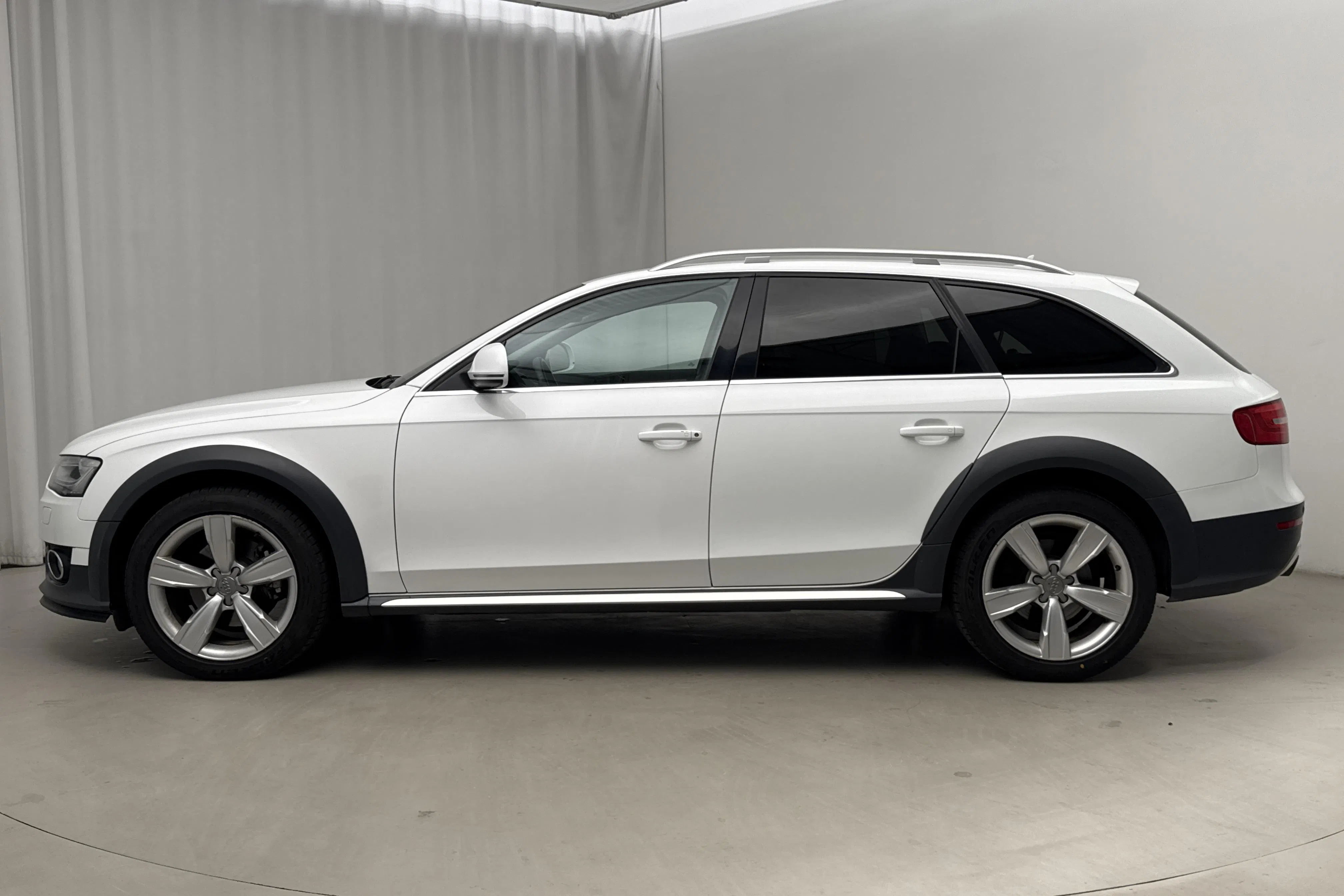 Presentationsfoto 2 av 18: Audi A4 Allroad 2.0 TDI clean diesel Avant quattro (190hk) - 20 774 mil - Automat - vit - 2015