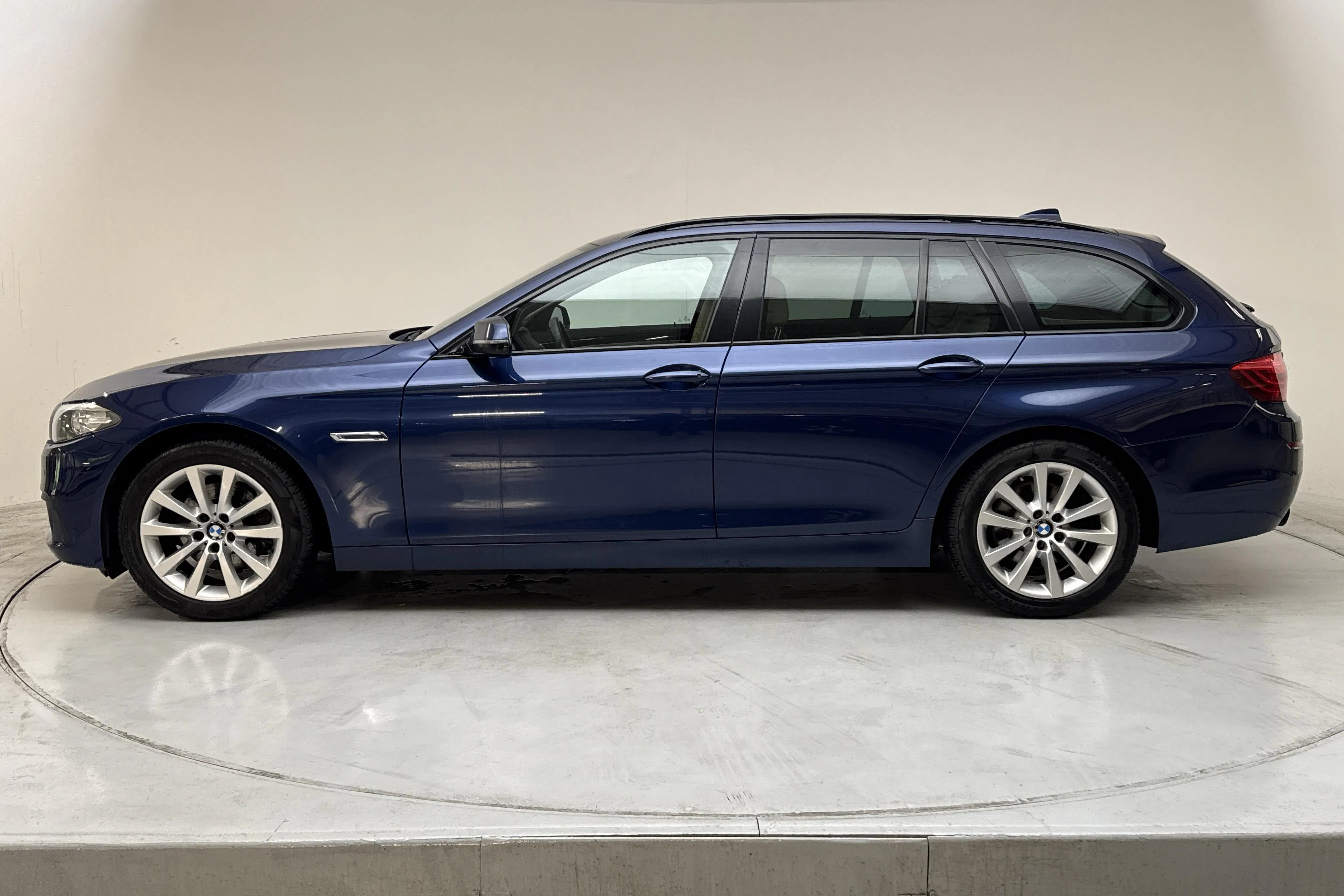 Presentation photo 2 of 13: BMW 520d xDrive Touring, F11 (190hk) - 25 291 Scandinavian mile - Automatic - blue - 2015