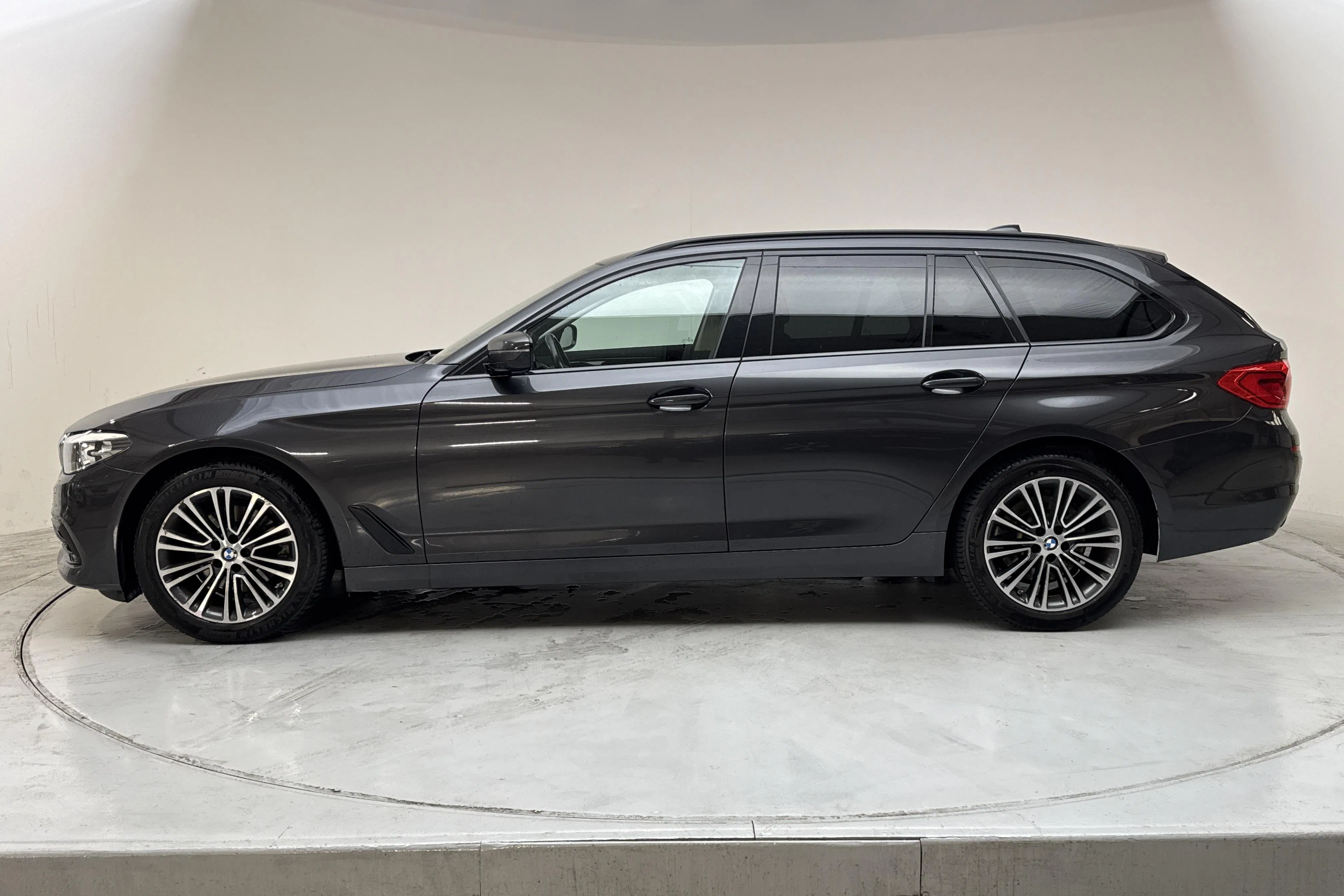 Presentation photo 2 of 14: BMW 520d Touring, G31 (190hk) - 137 890 km - Automatic - gray - 2019