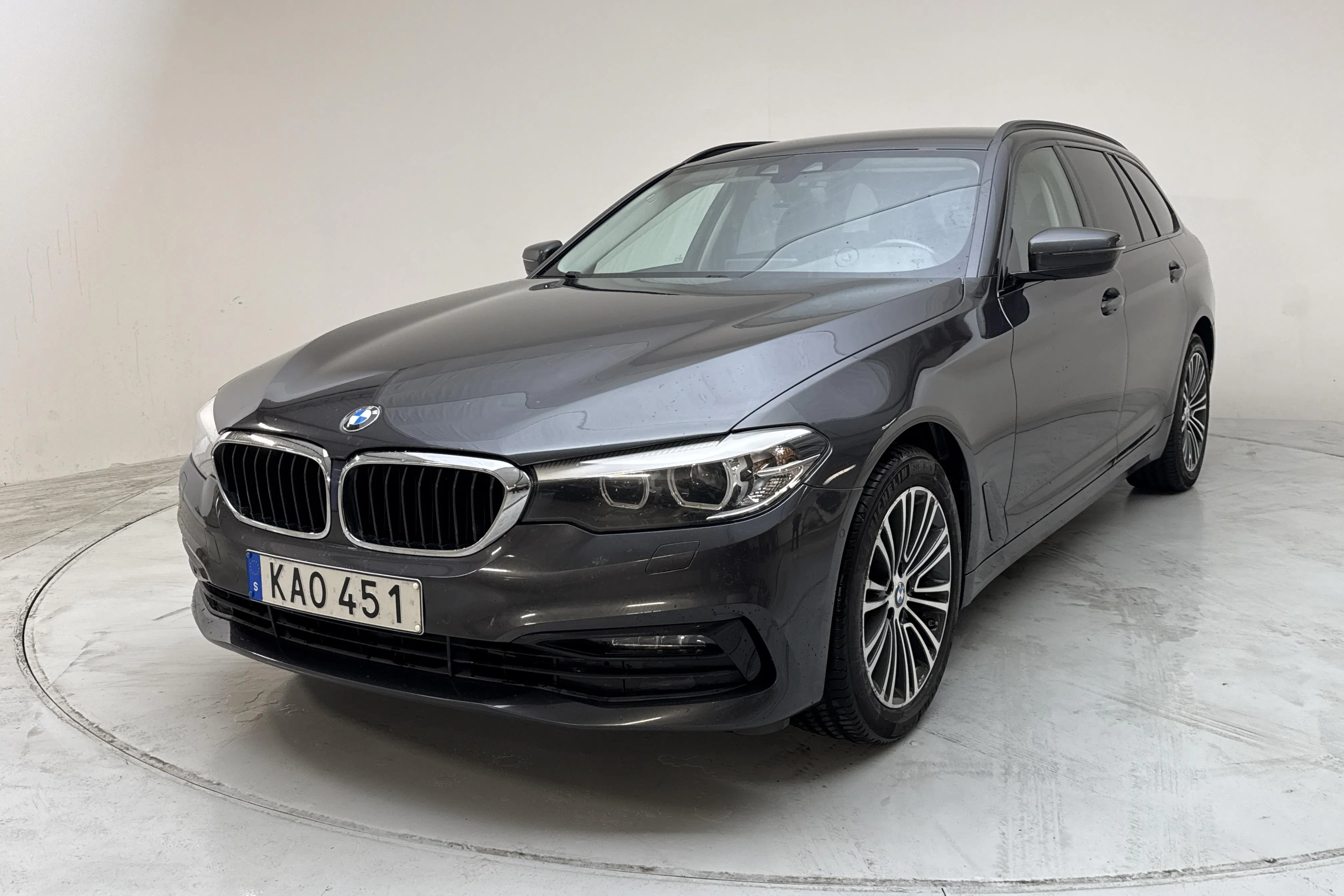 Presentation photo 1 of 14: BMW 520d Touring, G31 (190hk) - 137 890 km - Automatic - gray - 2019