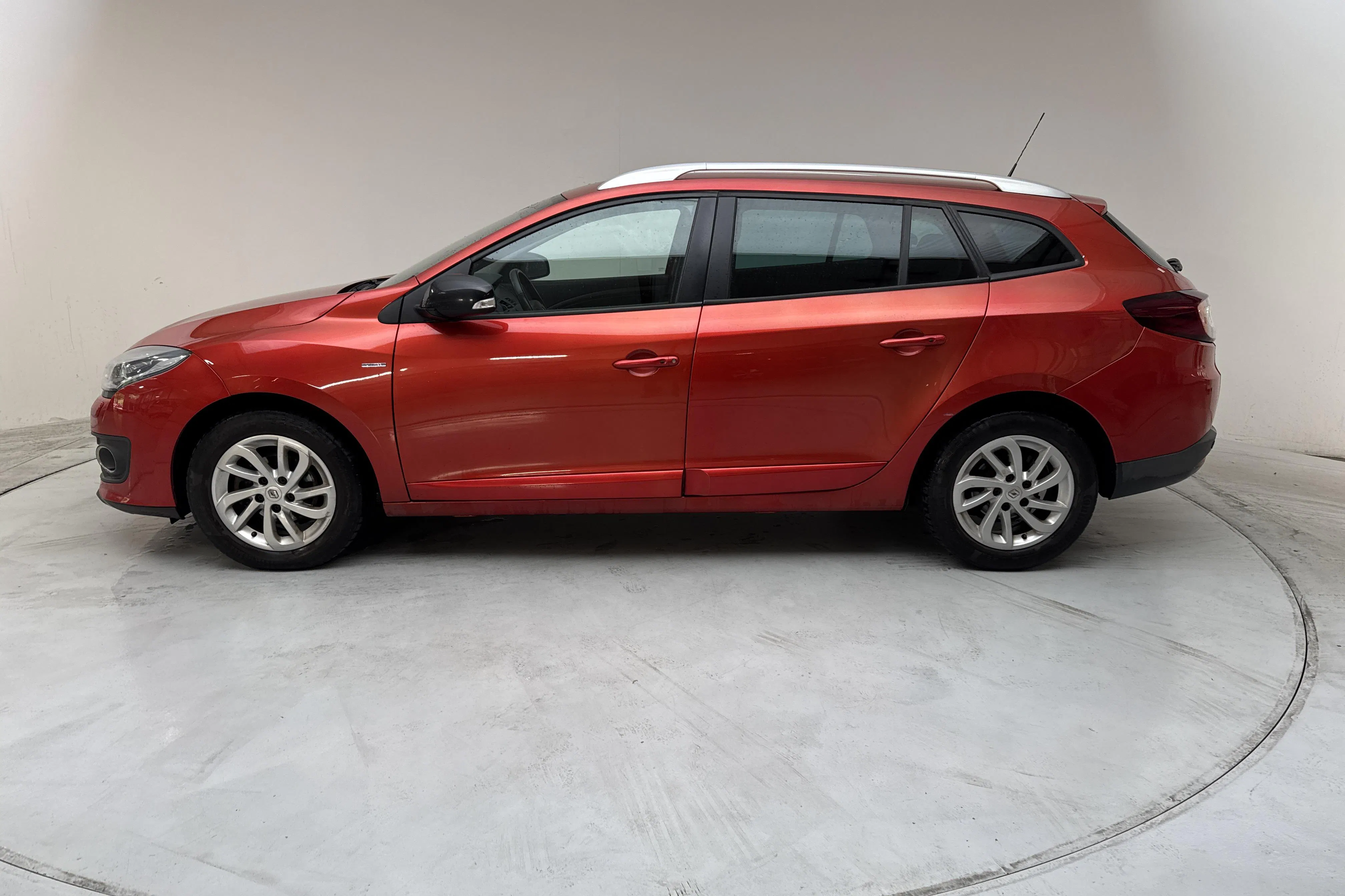Presentationsfoto 2 av 13: Renault Mégane Phas III 1.5 dCi Sports Tourer (110hk) - 22 373 mil - Manuell - röd - 2016