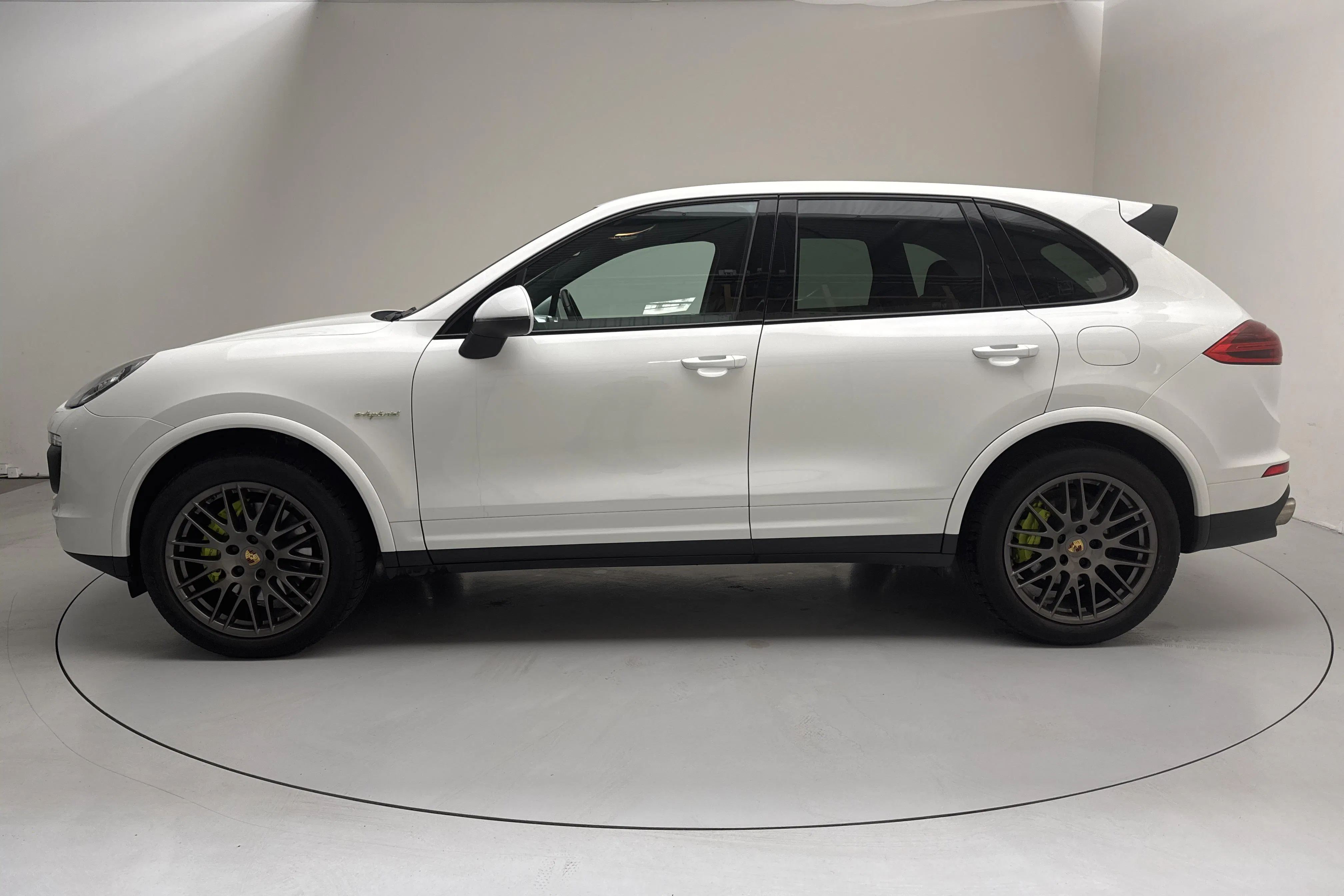 Presentationsfoto 2 av 16: Porsche Cayenne S E-Hybrid (416hk) - 14 848 mil - Automat - vit - 2017