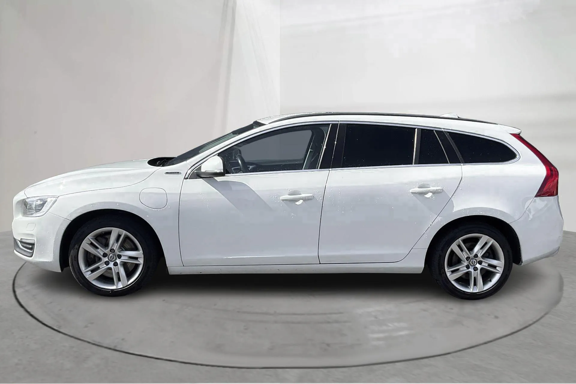 Presentation photo 2 of 18: Volvo V60 D5 AWD Twin Engine (163hk) - 137 360 km - Automatic - white - 2018