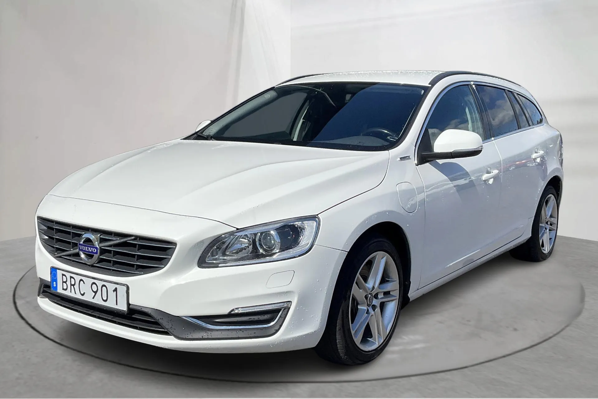 Presentation photo 1 of 18: Volvo V60 D5 AWD Twin Engine (163hk) - 137 360 km - Automatic - white - 2018