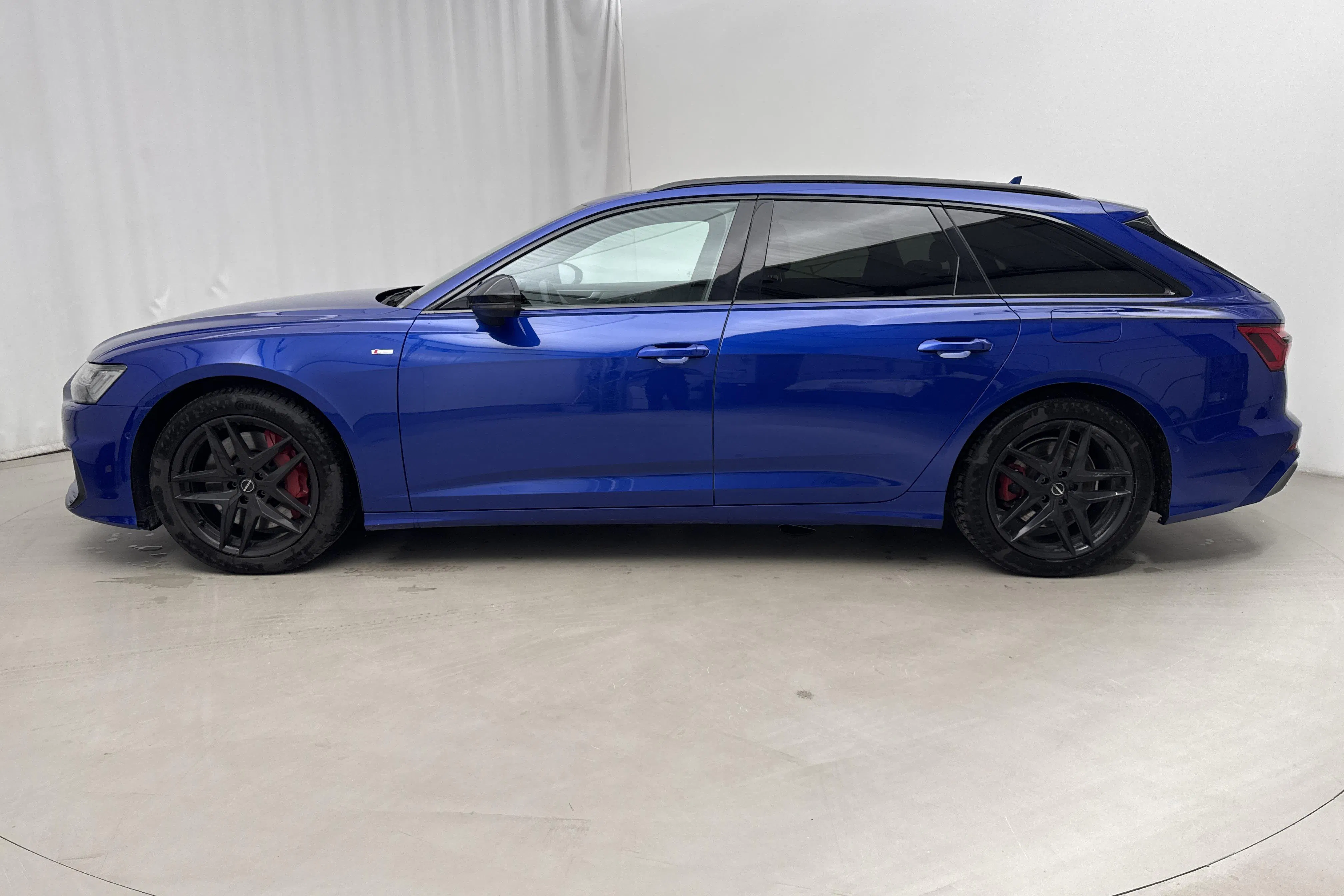 Presentationsfoto 2 av 19: Audi A6 Avant 55 TFSI e quattro (367hk) - 6 697 mil - Automat - blå - 2023
