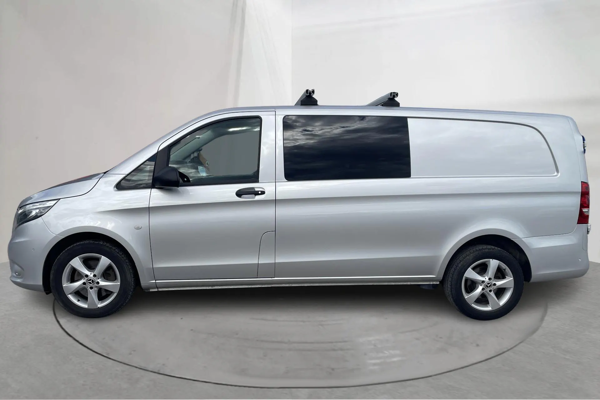 Presentationsfoto 2 av 19: Mercedes Vito Mixto 119 CDI 4MATIC W447 (190hk) - 19 814 mil - Automat - silver - 2022
