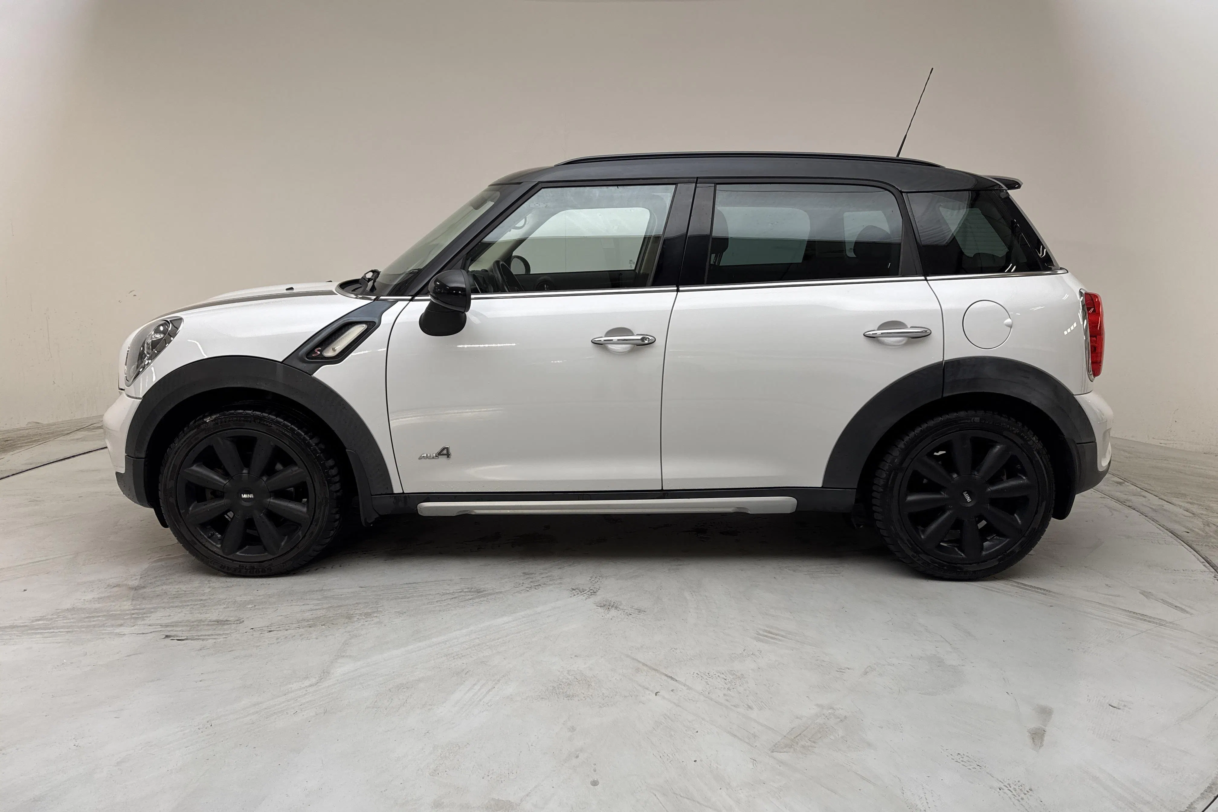 Presentation photo 2 of 14: MINI Cooper SD ALL4 Countryman (143hk) - 147 860 km - Manual - white - 2015