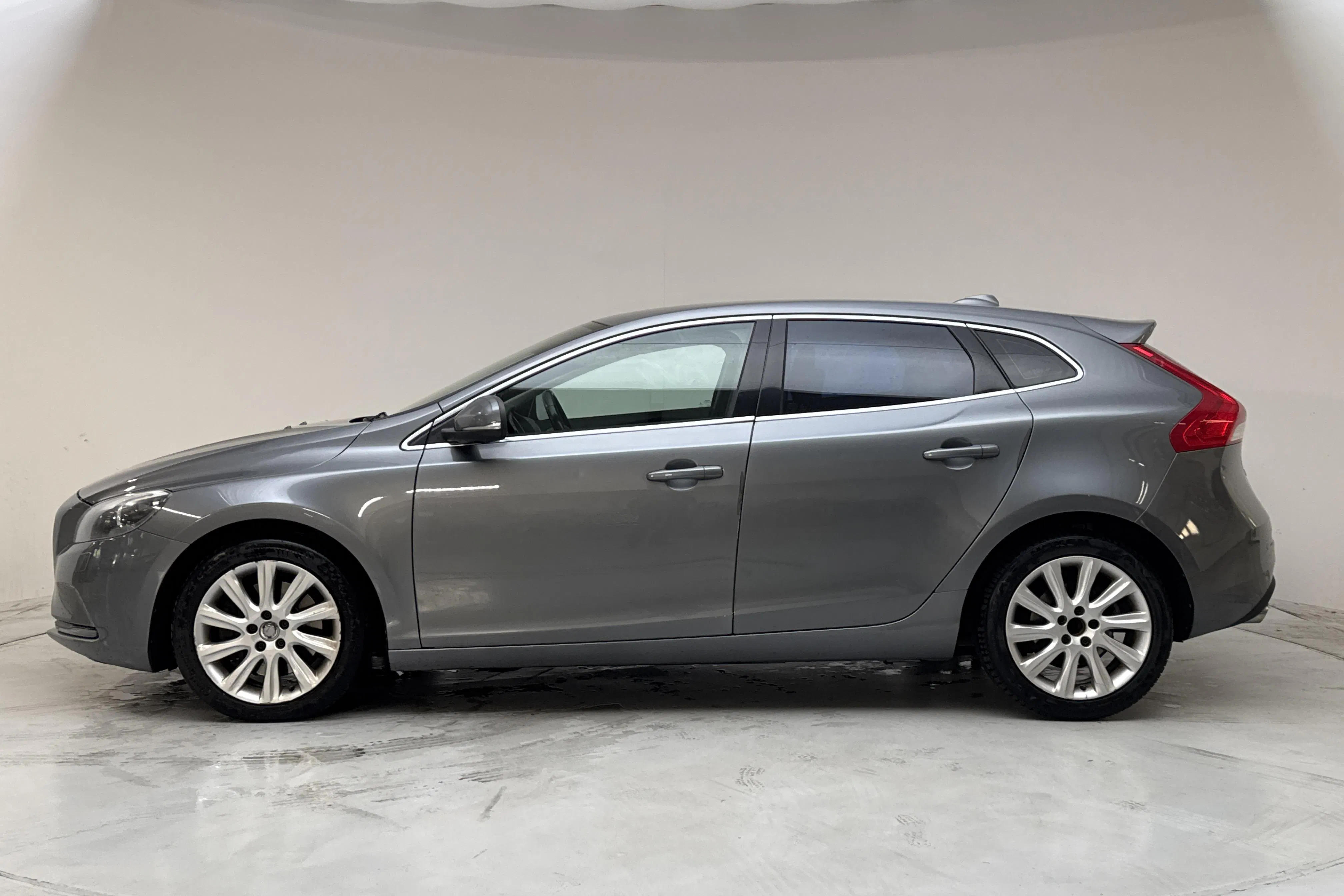 Presentation photo 2 of 12: Volvo V40 D3 (150hk) - 151 060 km - Automatic - gray - 2016
