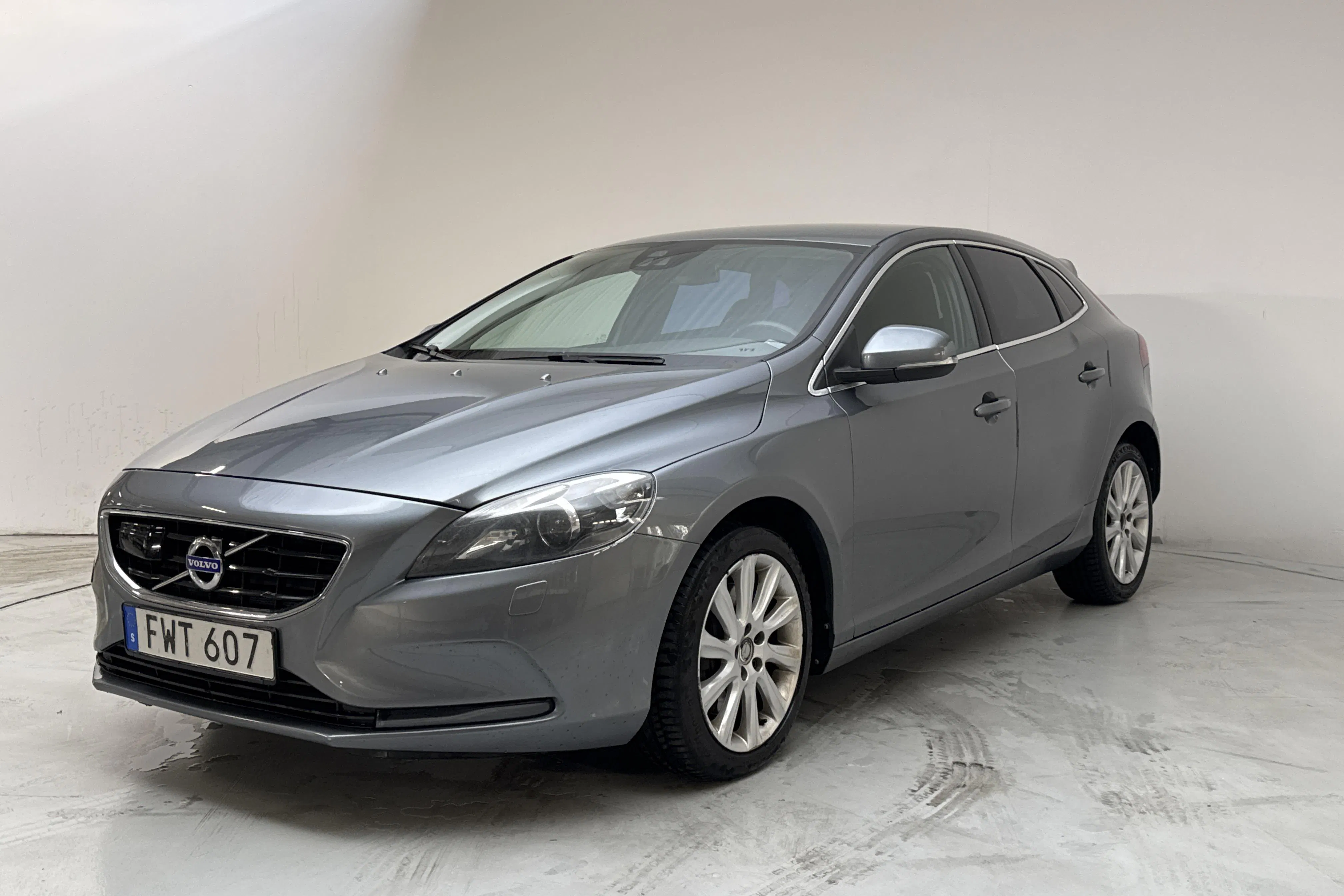 Presentation photo 1 of 12: Volvo V40 D3 (150hk) - 151 060 km - Automatic - gray - 2016