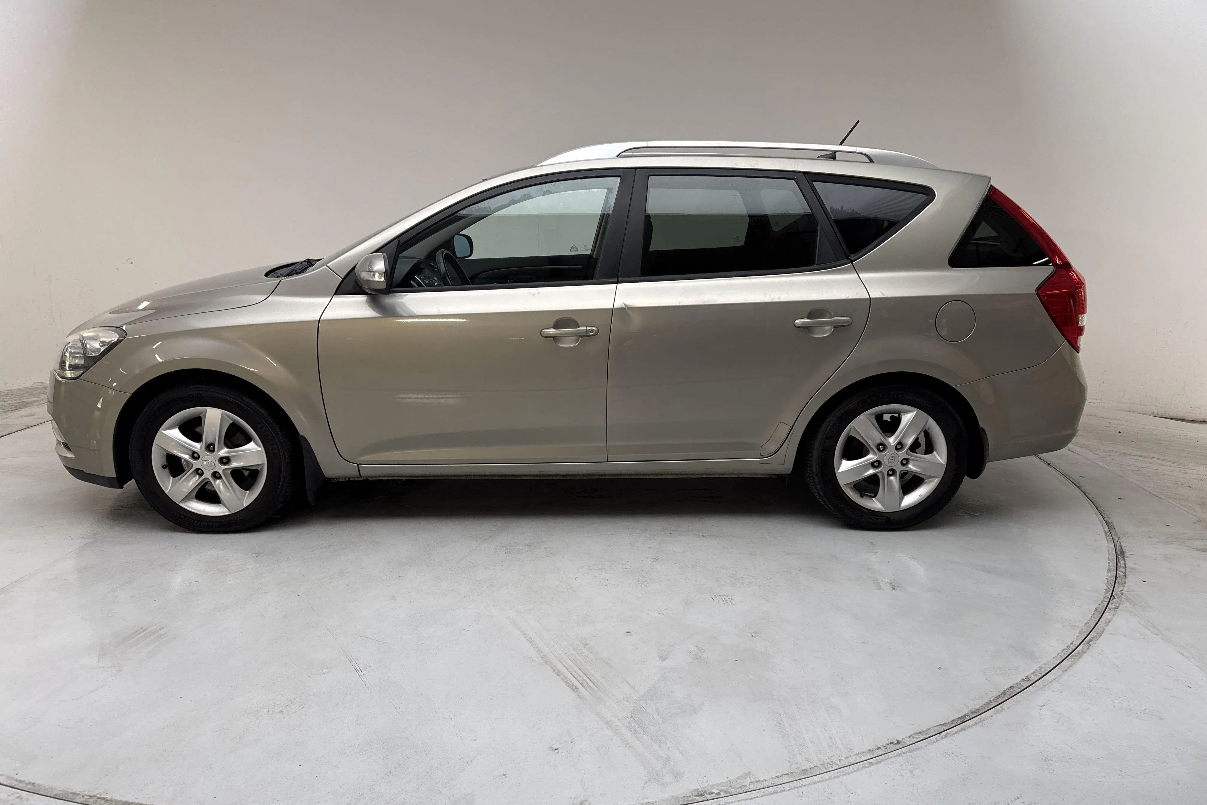 Presentation photo 2 of 13: KIA Cee'd 1.6 CRDi SW (128hk) - 145 830 km - Manual - silver - 2012
