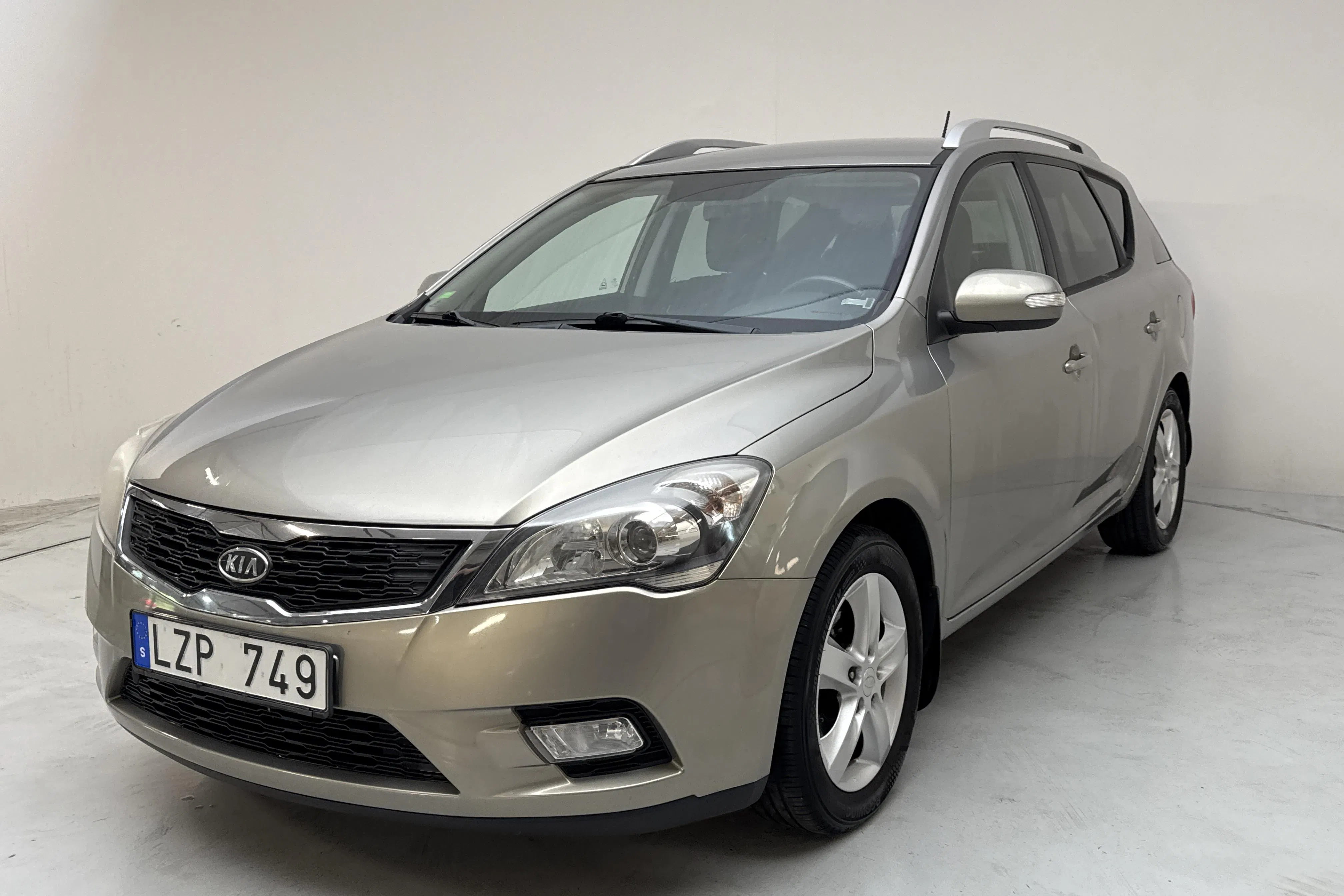 Presentation photo 1 of 13: KIA Cee'd 1.6 CRDi SW (128hk) - 145 830 km - Manual - silver - 2012