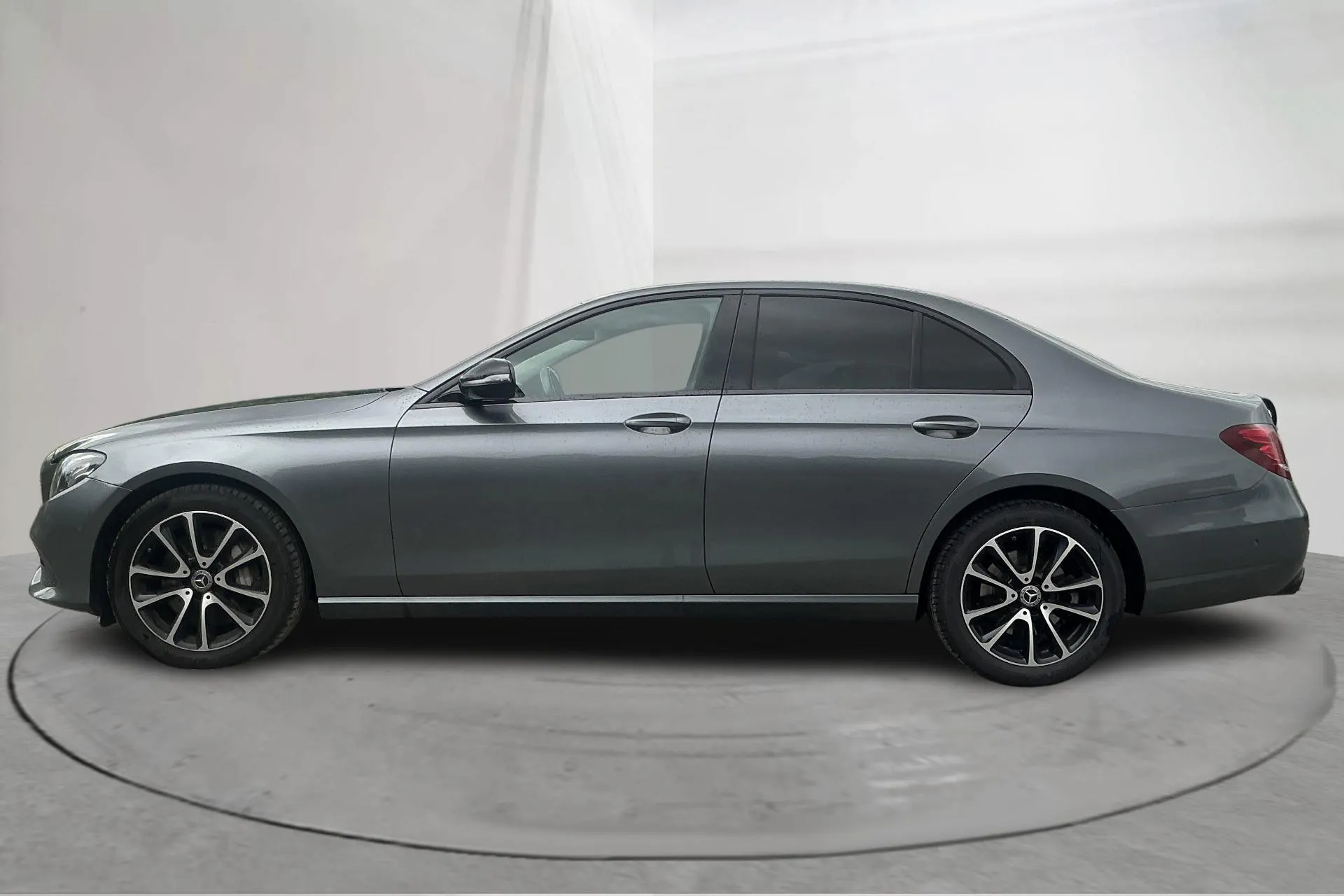 Presentationsfoto 2 av 15: Mercedes E 400 d 4MATIC Sedan W213 (340hk) - 7 928 mil - Automat - Mörkgrå - 2020