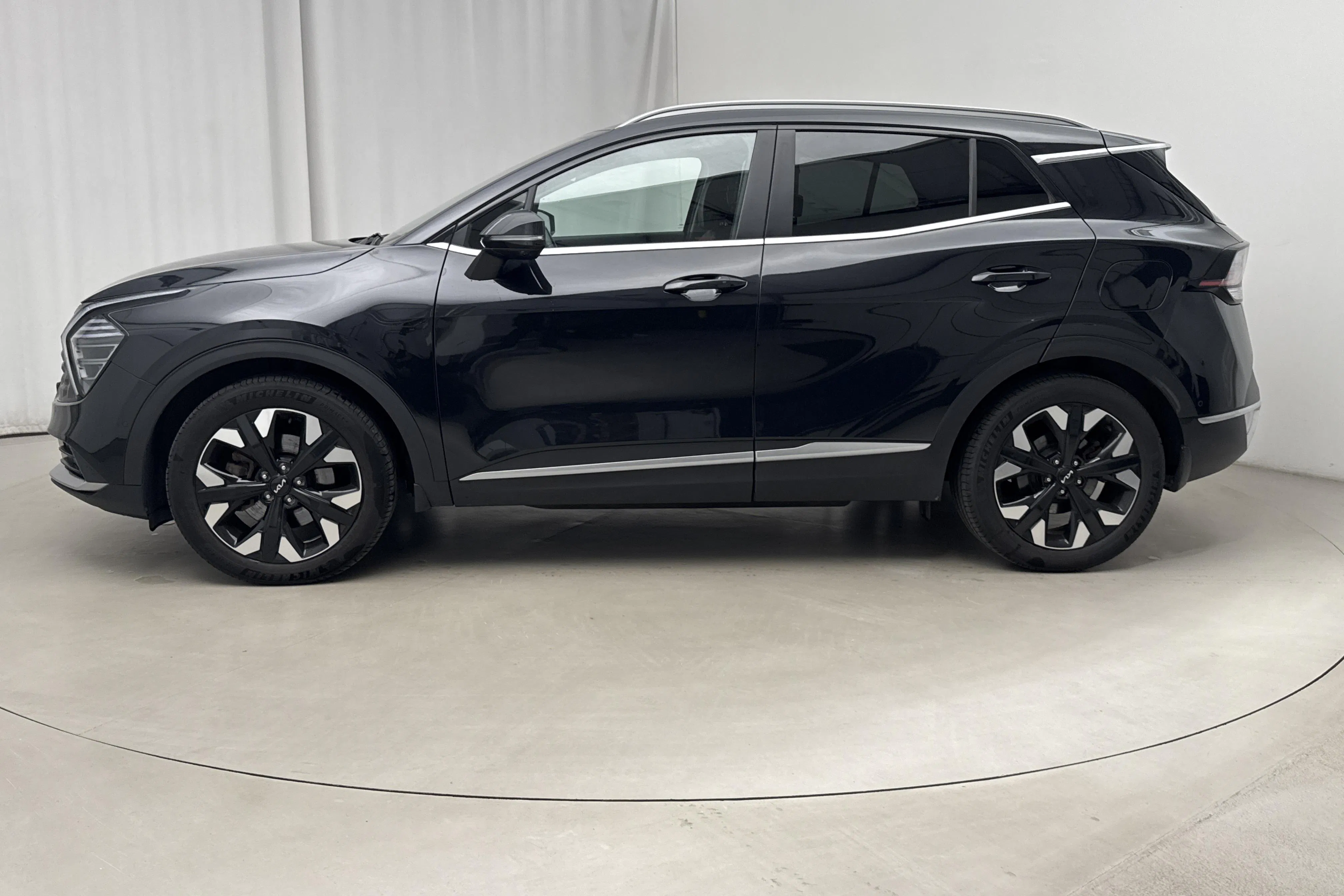 Presentationsfoto 2 av 16: KIA Sportage PHEV AWD (265hk) - 8 874 mil - Automat - svart - 2023