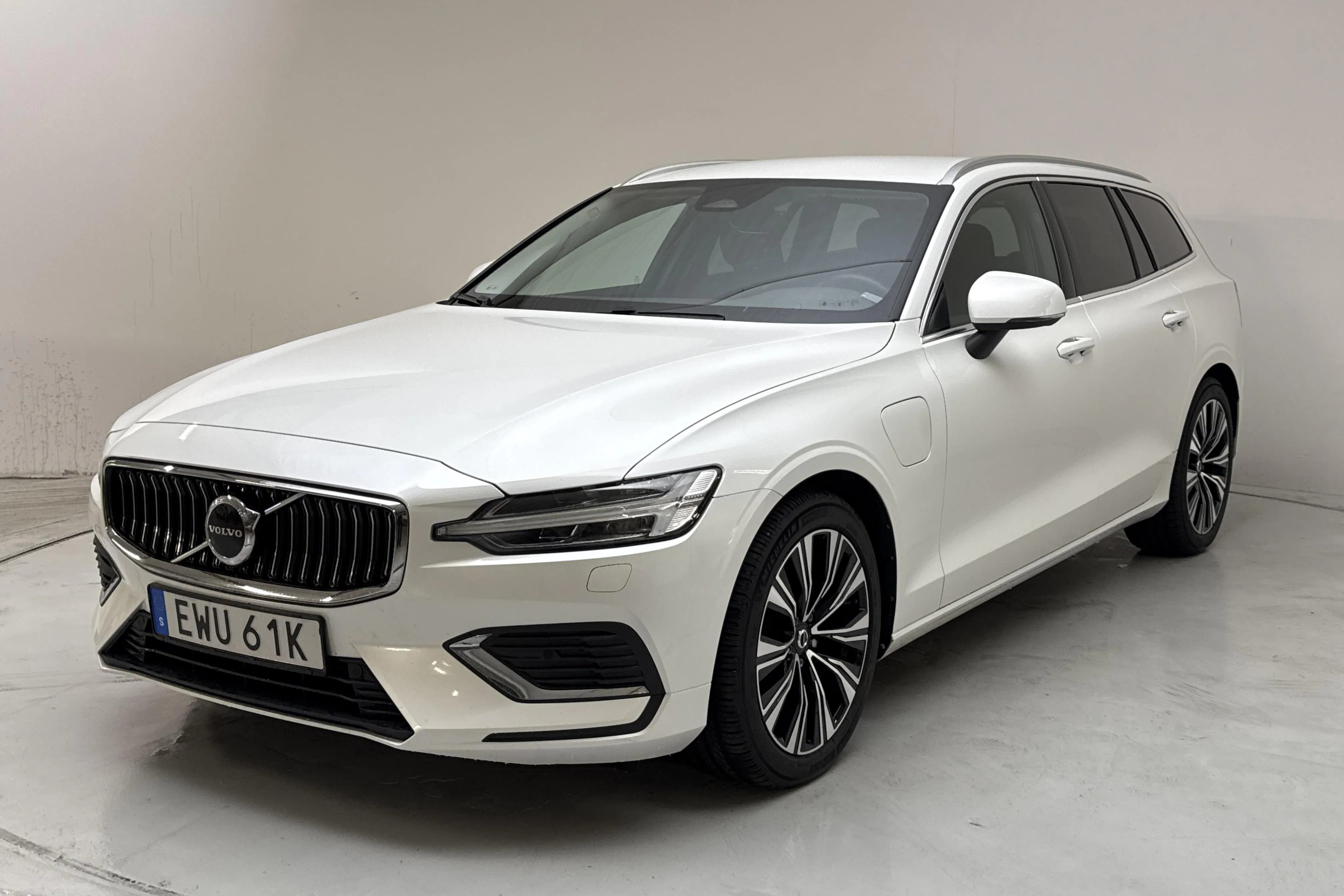 Presentation photo 1 of 17: Volvo V60 T6 AWD Recharge (350hk) - 109 210 km - Automatic - white - 2024