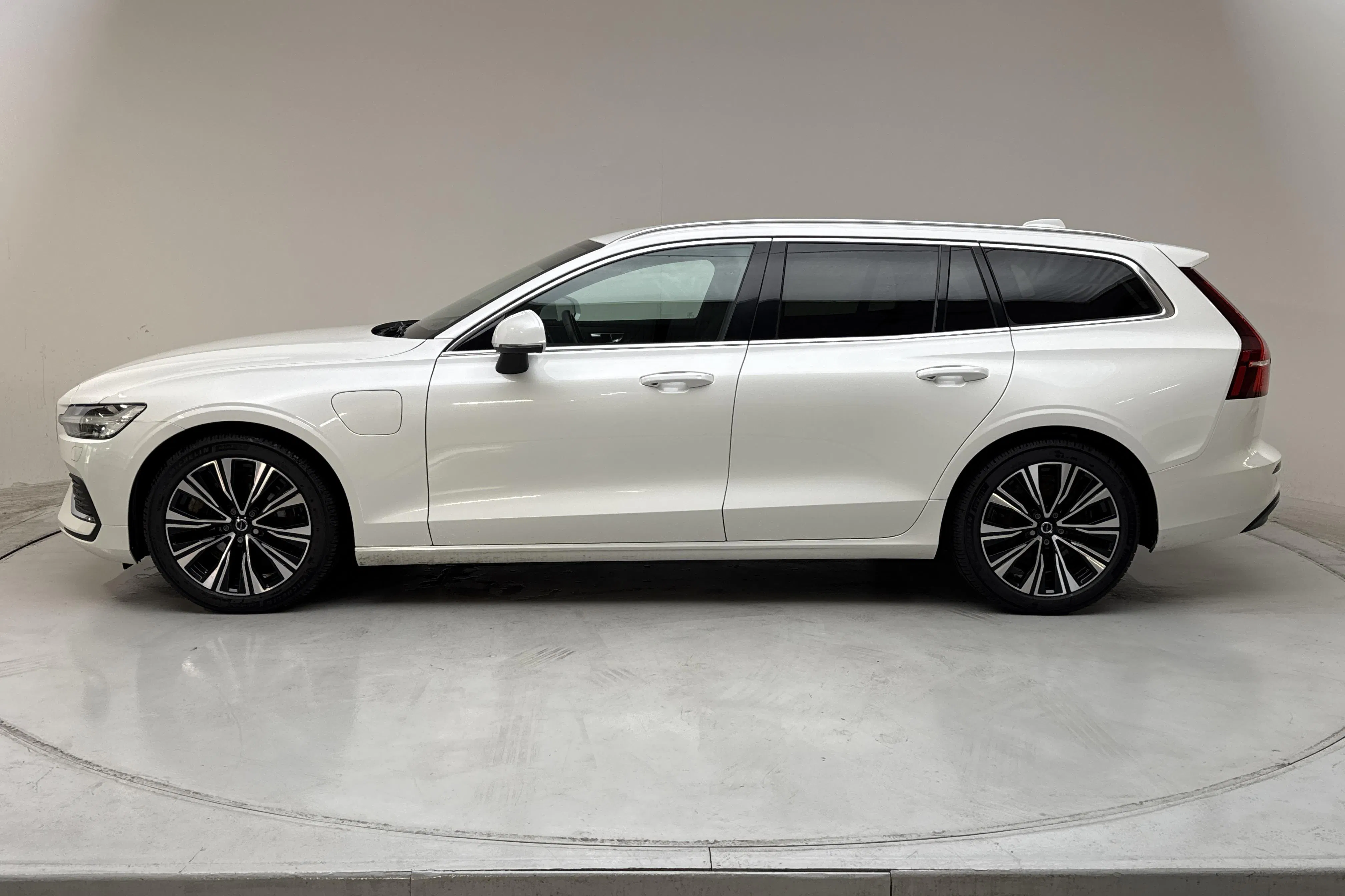 Presentation photo 2 of 17: Volvo V60 T6 AWD Recharge (350hk) - 109 210 km - Automatic - white - 2024