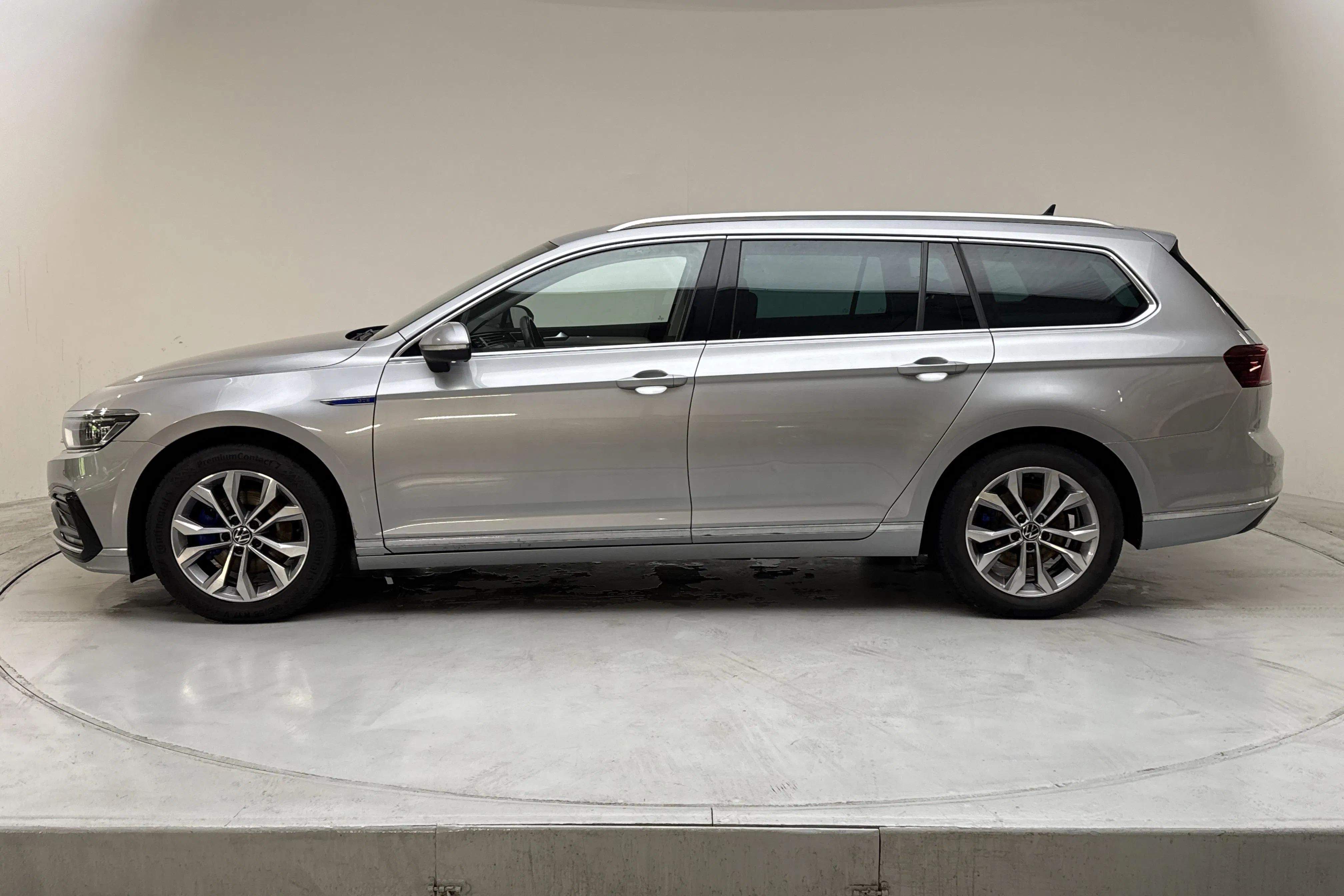 Presentationsfoto 2 av 17: VW Passat 1.4 GTE Sportscombi (218hk) - 11 146 mil - Automat - silver - 2022