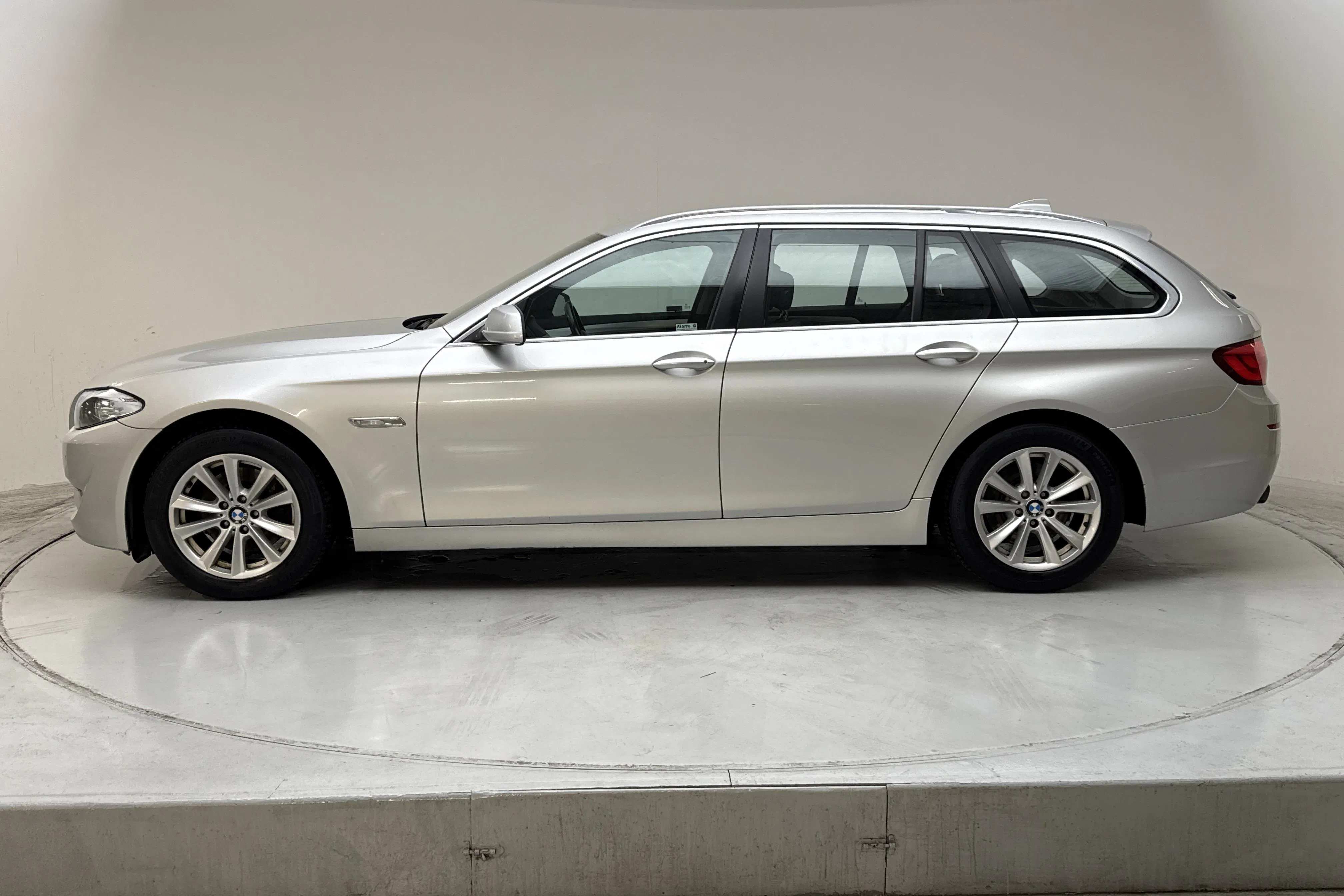 Presentation photo 2 of 13: BMW 520d Touring, F11 (184hk) - 244 050 km - Automatic - light grey - 2012