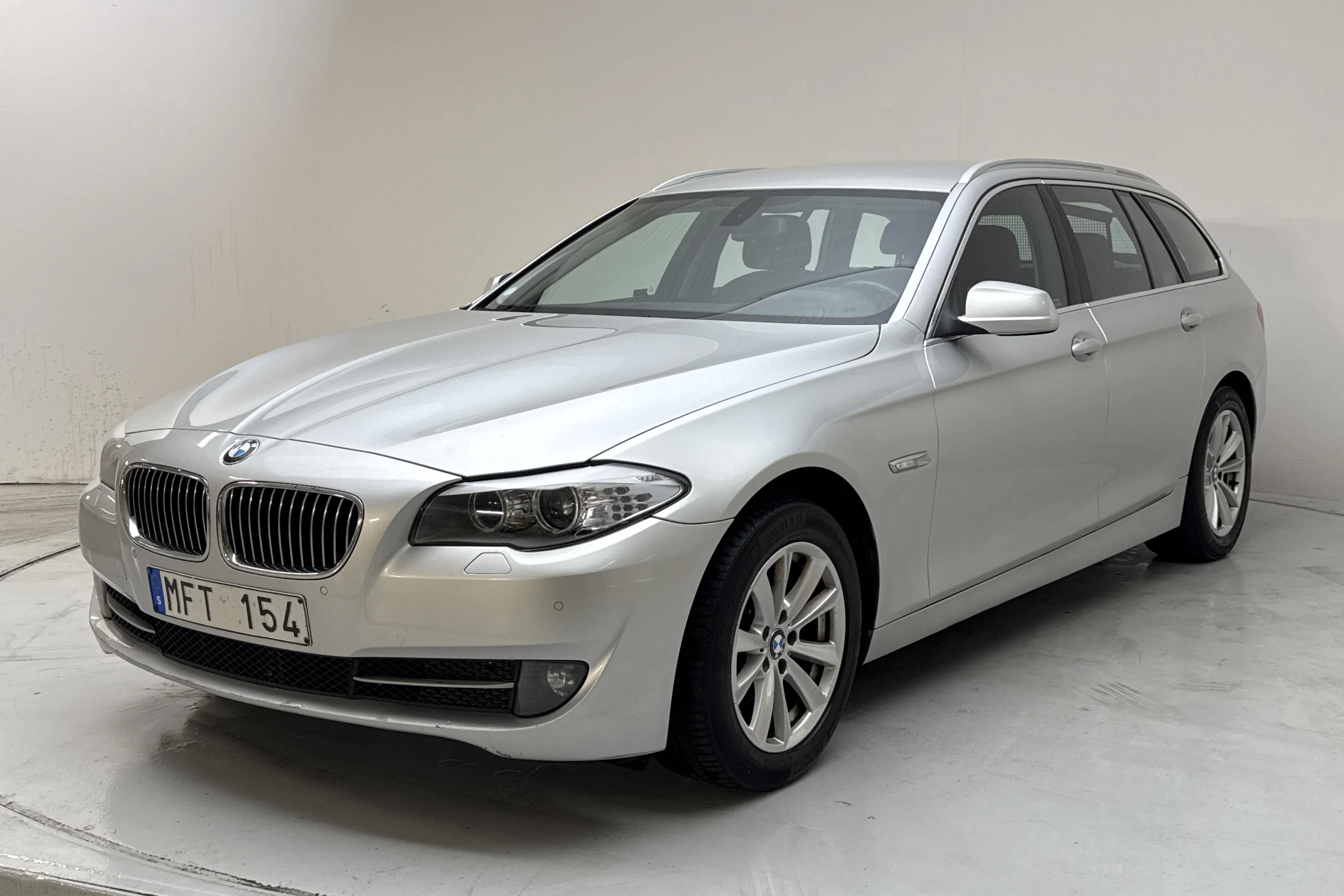 Presentation photo 1 of 13: BMW 520d Touring, F11 (184hk) - 244 050 km - Automatic - light grey - 2012