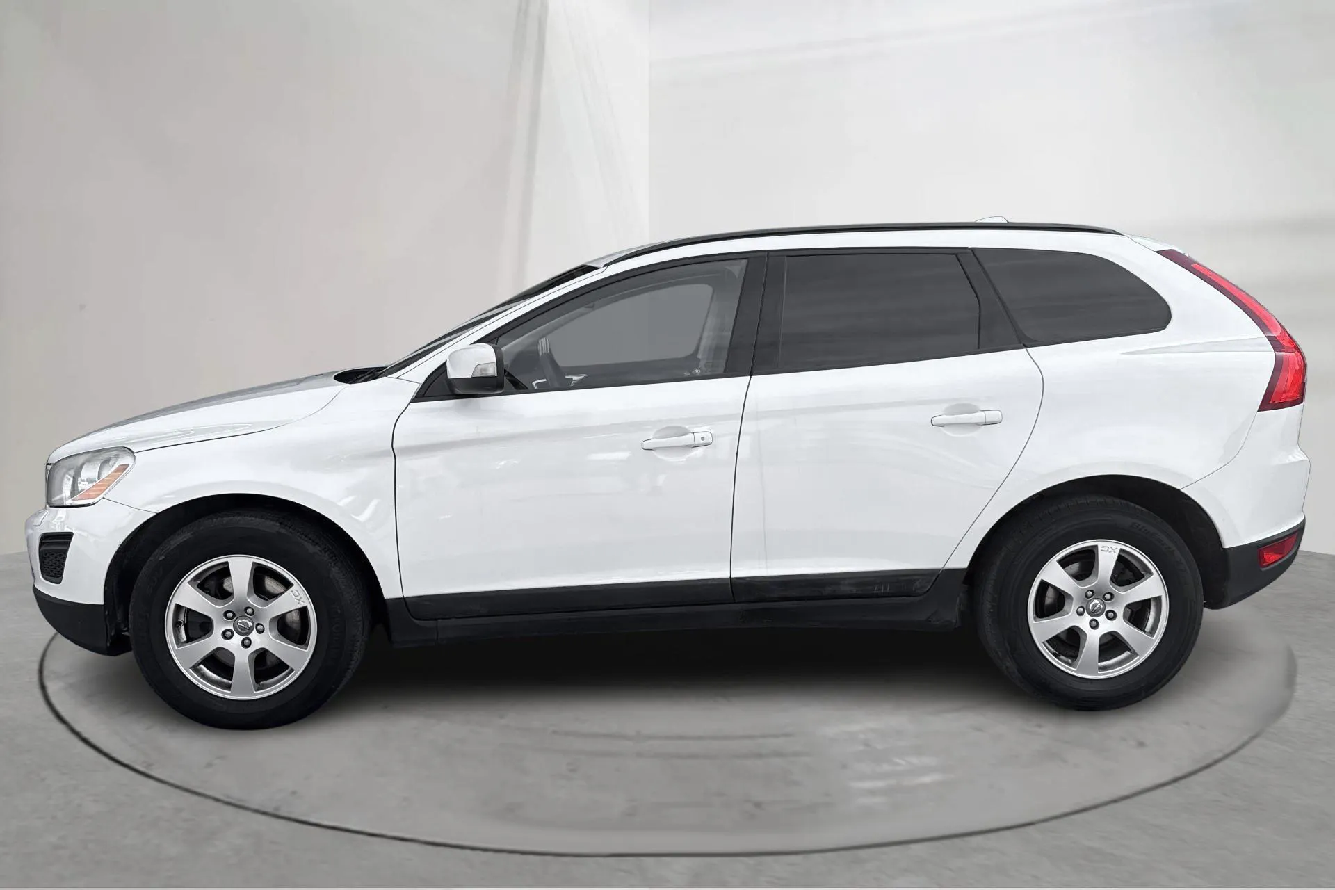 Presentationsfoto 2 av 12: Volvo XC60 D3 AWD (163hk) - 31 846 mil - Automat - vit - 2012