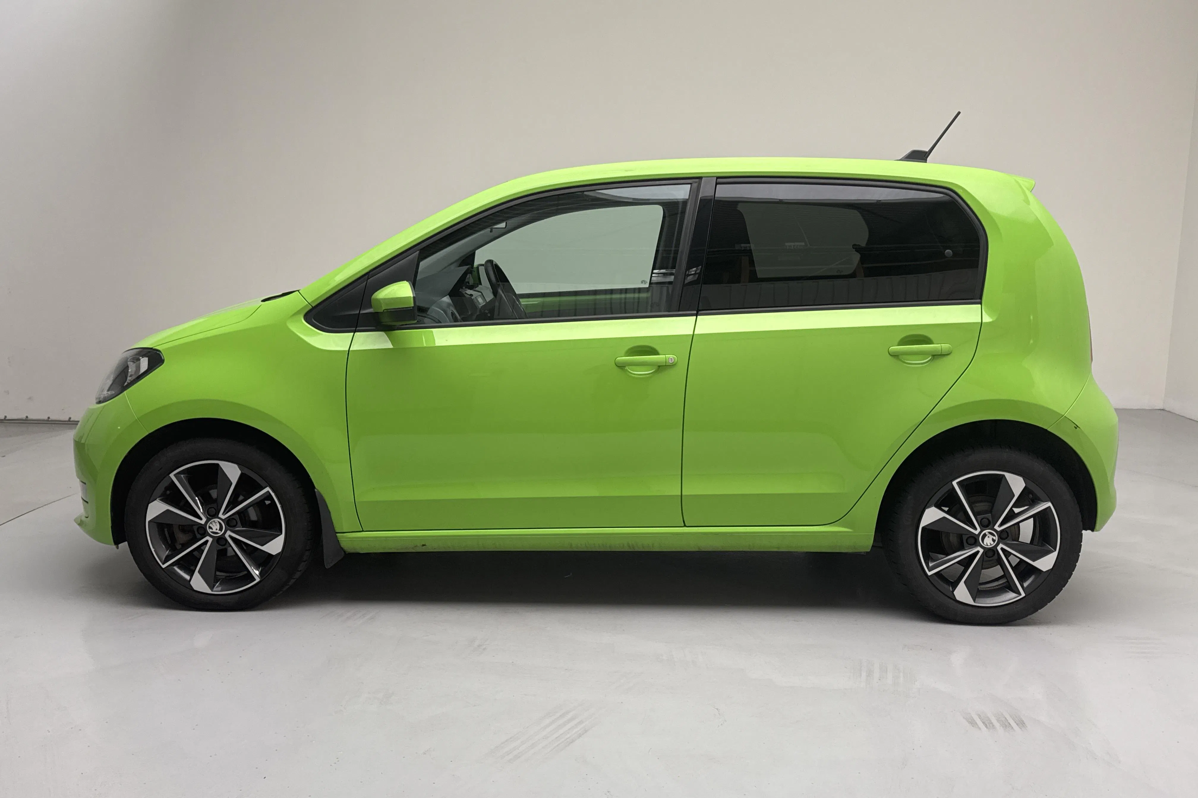 Presentationsfoto 2 av 15: Skoda CITIGOe iV 36,8kWh (83hk) - 3 422 mil - Automat - grön - 2021