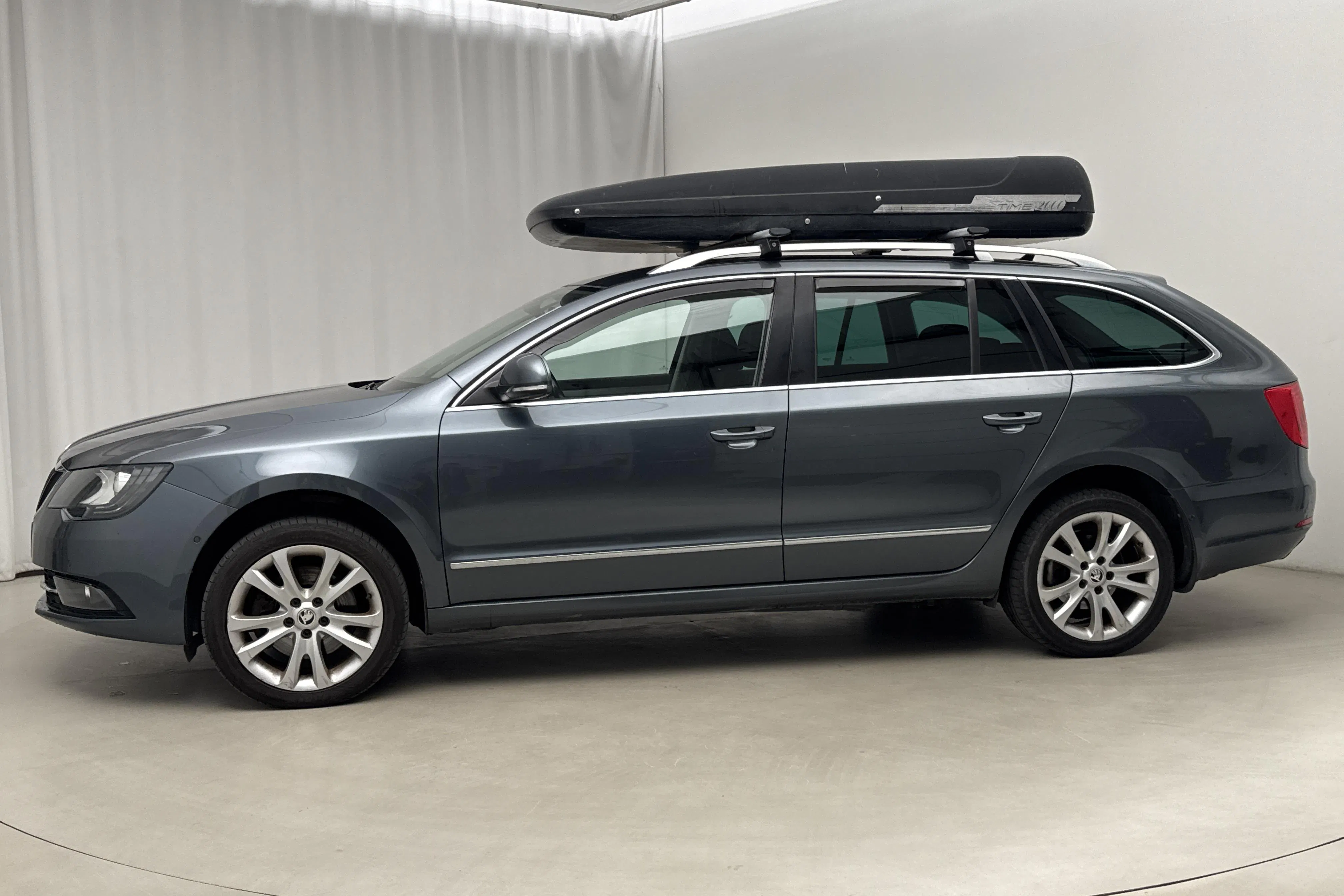 Presentationsfoto 2 av 17: Skoda Superb 1.8 TSI 4x4 Kombi (160hk) - 19 063 mil - Manuell - grå - 2015