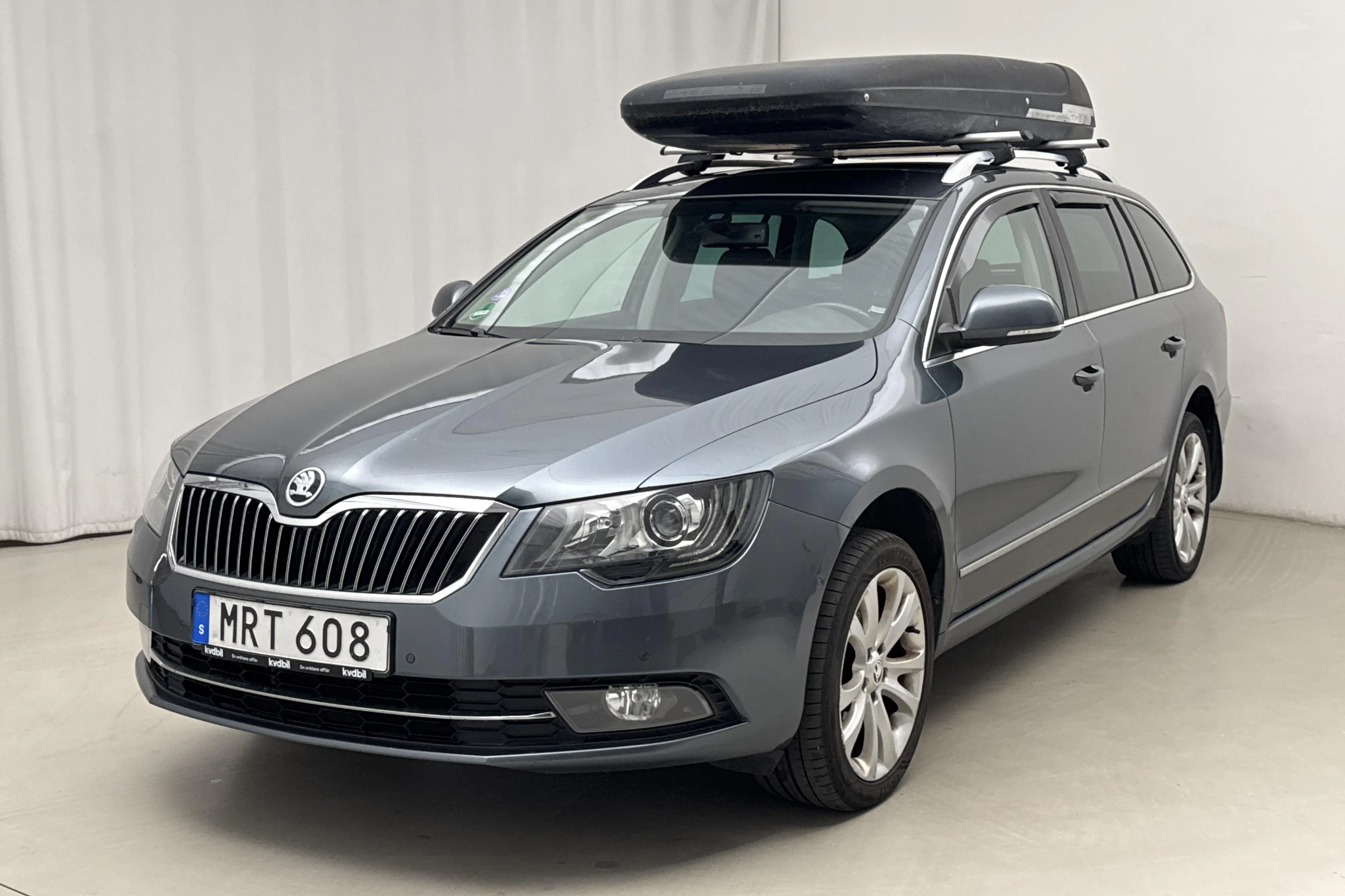 Presentationsfoto 1 av 17: Skoda Superb 1.8 TSI 4x4 Kombi (160hk) - 19 063 mil - Manuell - grå - 2015