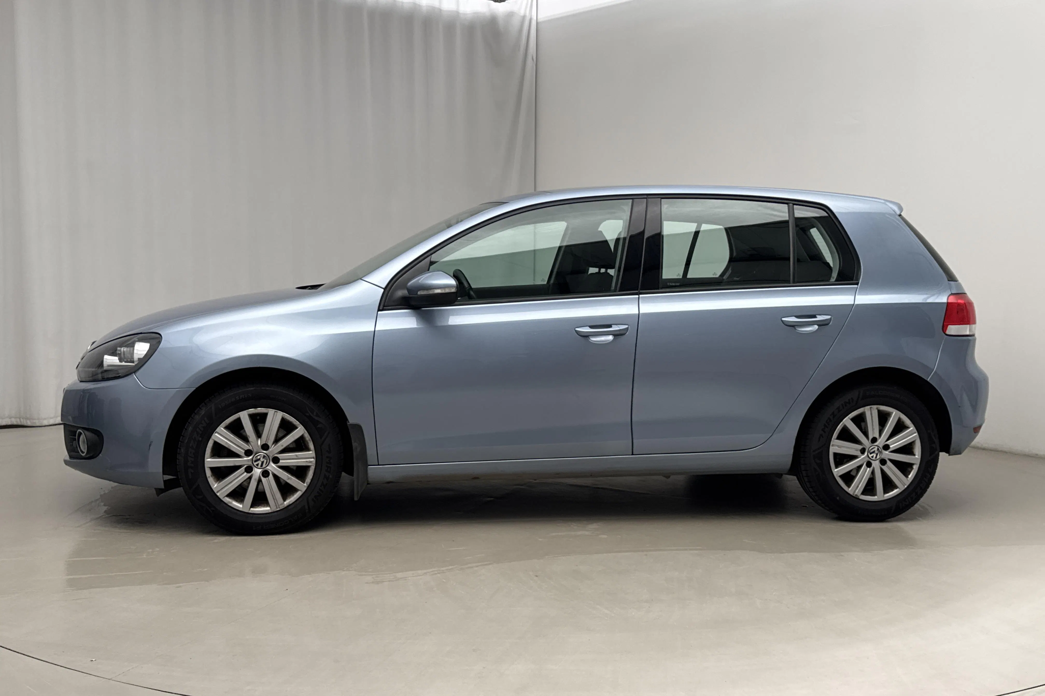 Presentationsfoto 2 av 15: VW Golf VI 1.6 MultiFuel E85 5dr (102hk) - 15 863 mil - Manuell - Ljusblå - 2010
