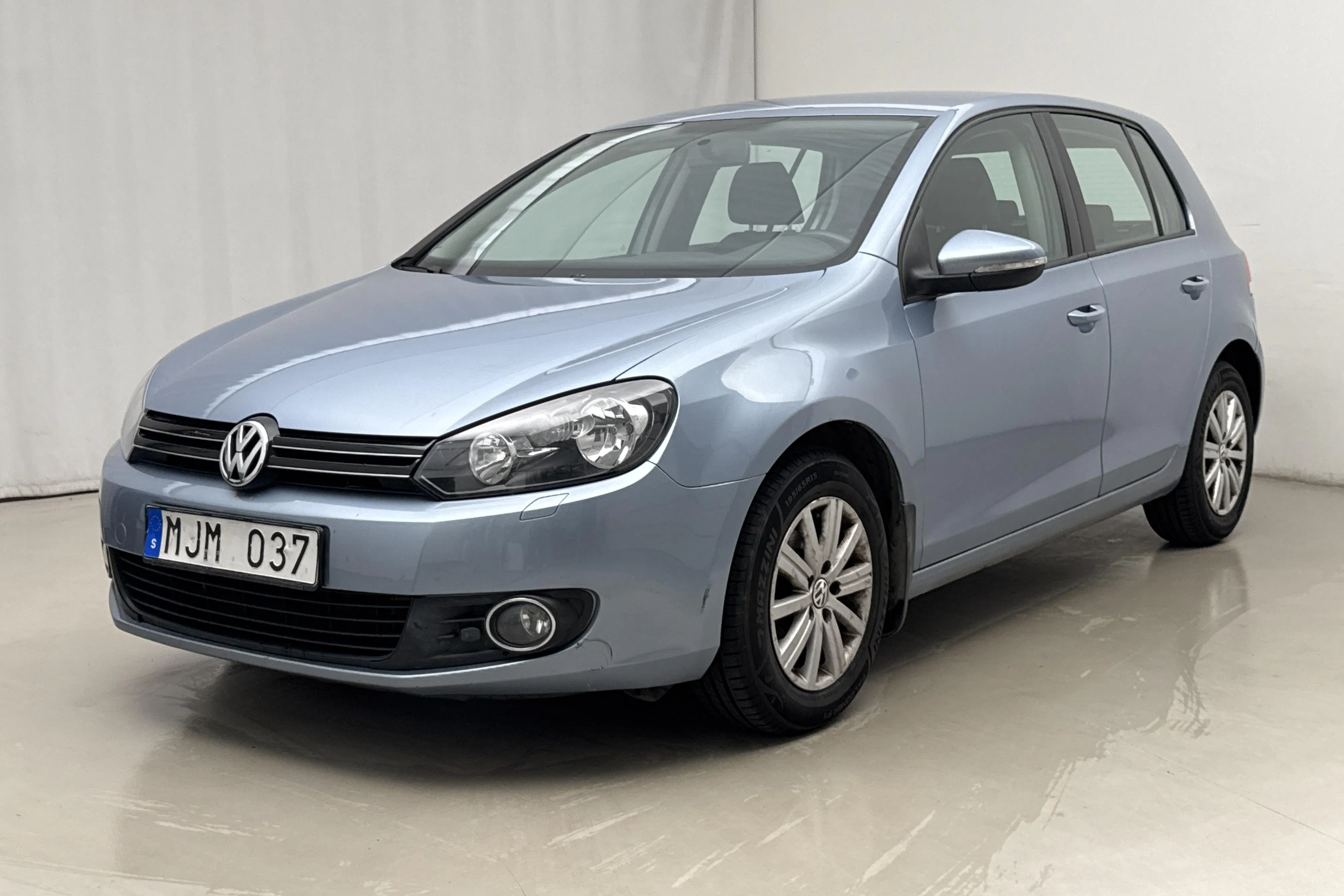 Presentationsfoto 1 av 15: VW Golf VI 1.6 MultiFuel E85 5dr (102hk) - 15 863 mil - Manuell - Ljusblå - 2010