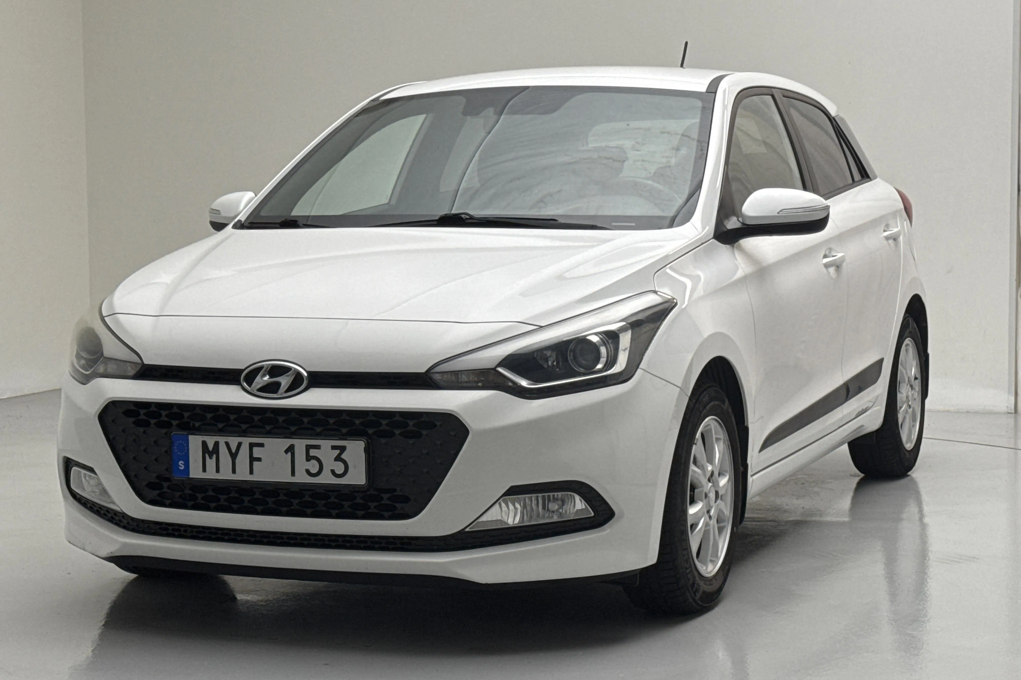 Presentationsfoto 1 av 12: Hyundai i20 1.2 (84hk) - 6 853 mil - Manuell - vit - 2016