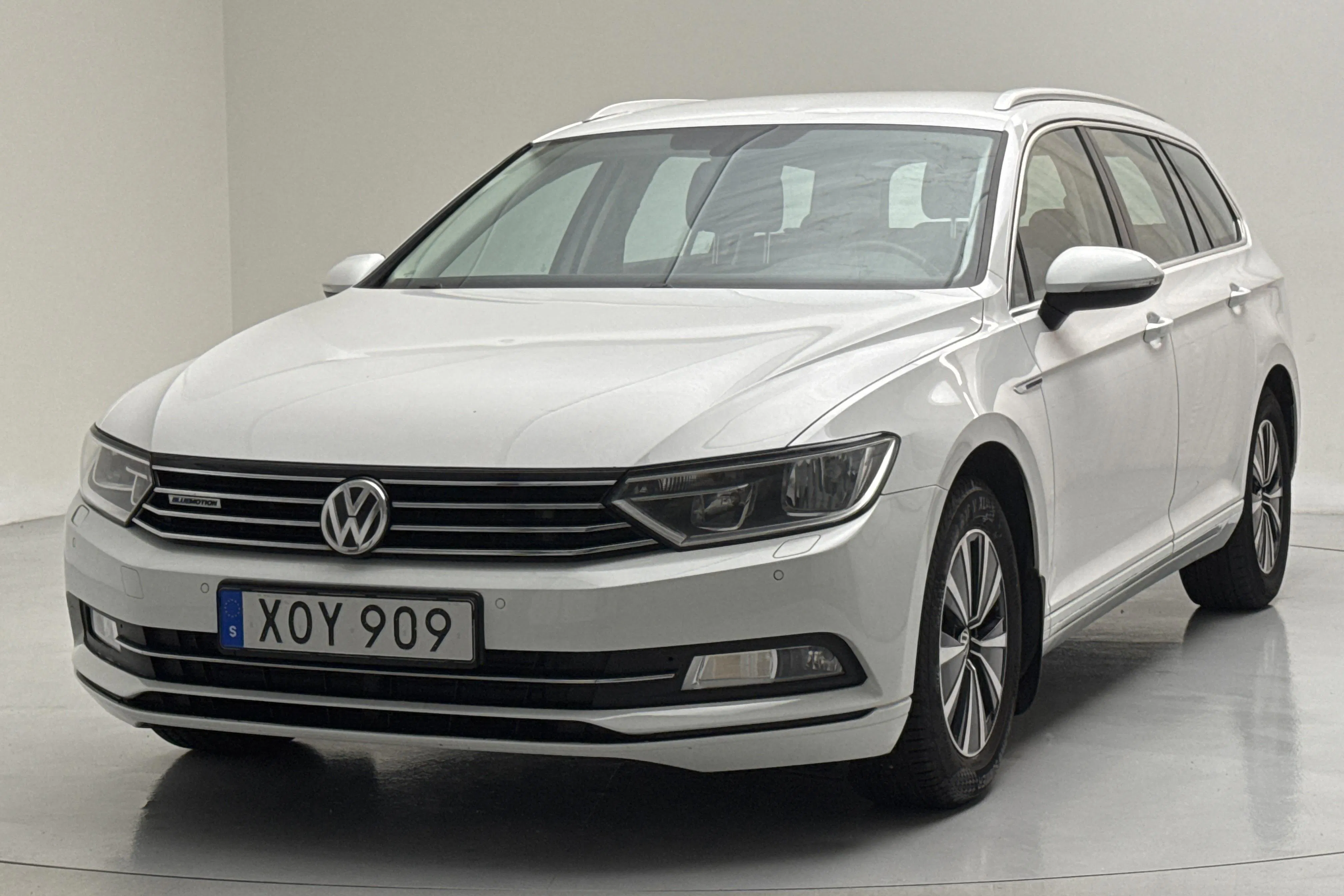 Presentationsfoto 1 av 15: VW Passat 2.0 TDI Sportscombi (150hk) - 18 945 mil - Manuell - vit - 2017