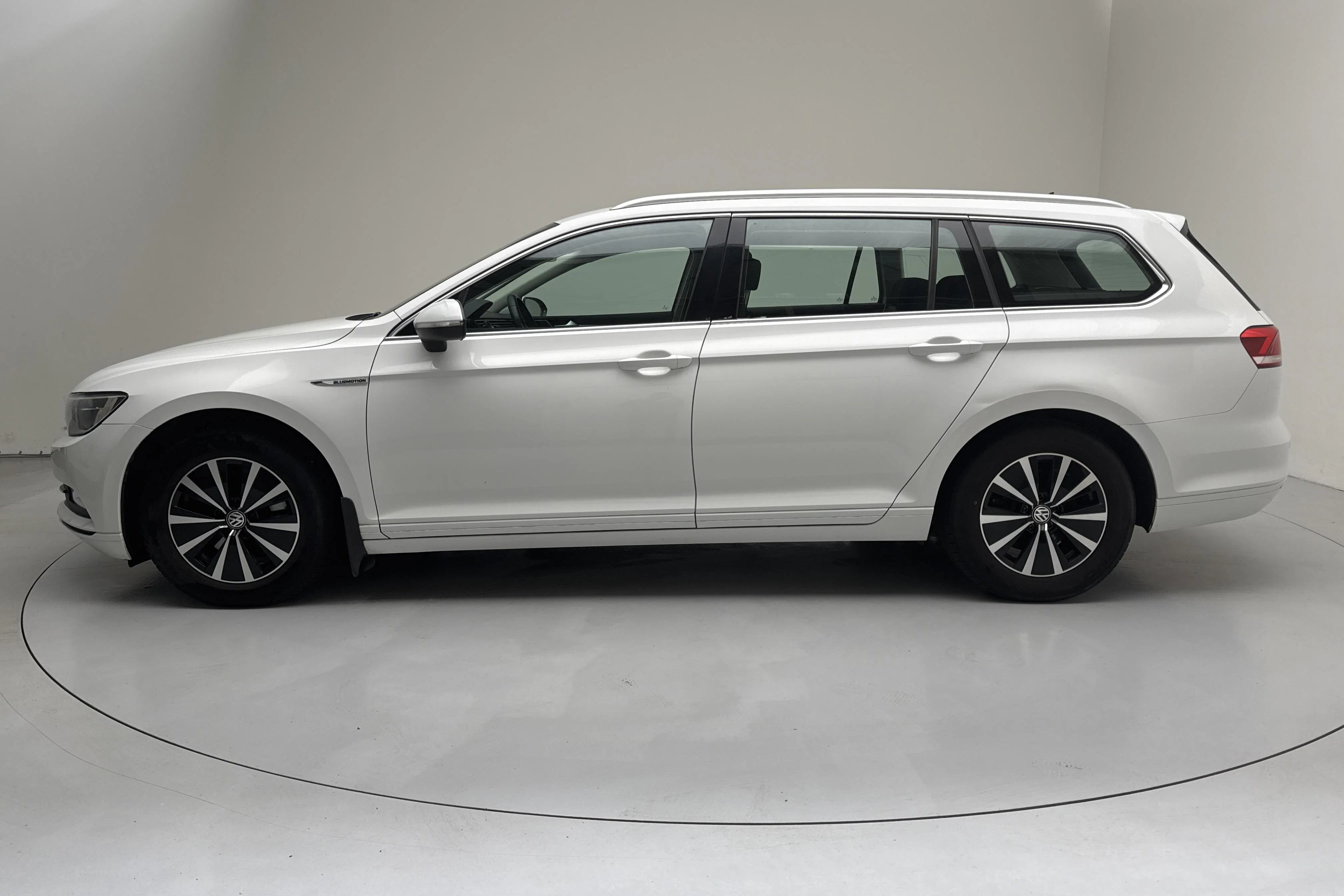 Presentationsfoto 2 av 15: VW Passat 2.0 TDI Sportscombi (150hk) - 18 945 mil - Manuell - vit - 2017