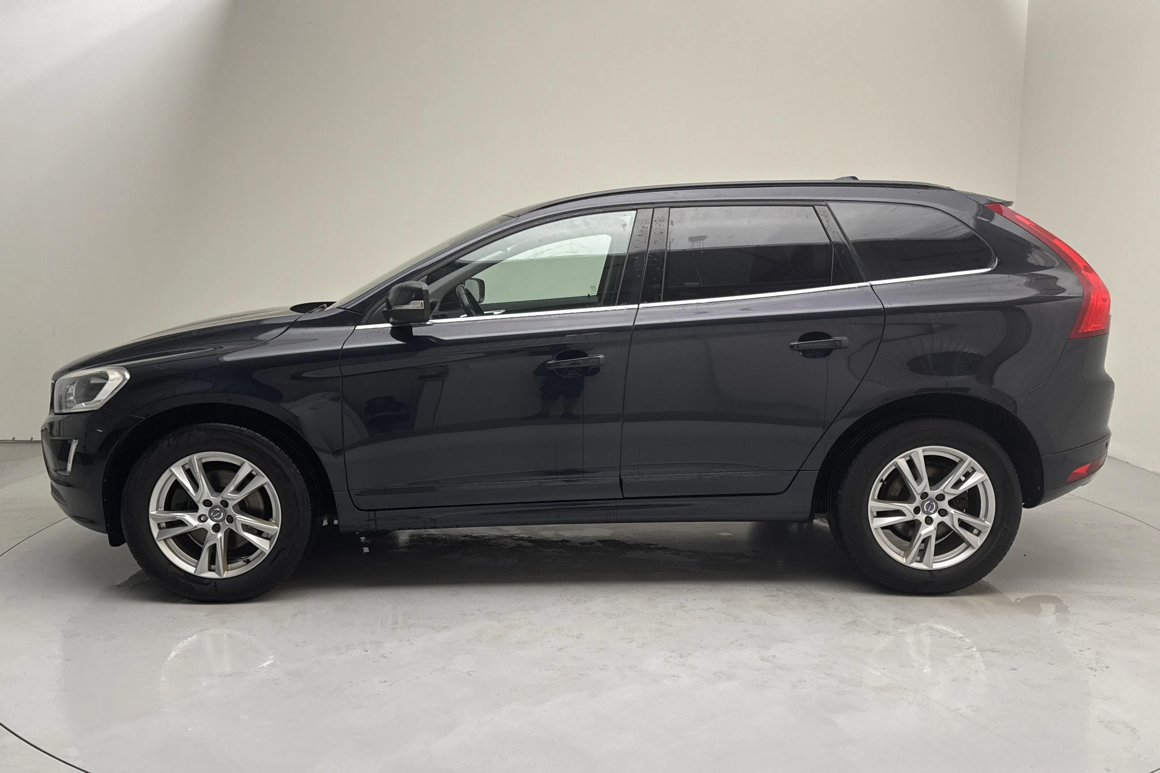 Presentationsfoto 2 av 14: Volvo XC60 D4 2WD (190hk) - 21 869 mil - Automat - Mörkblå - 2016