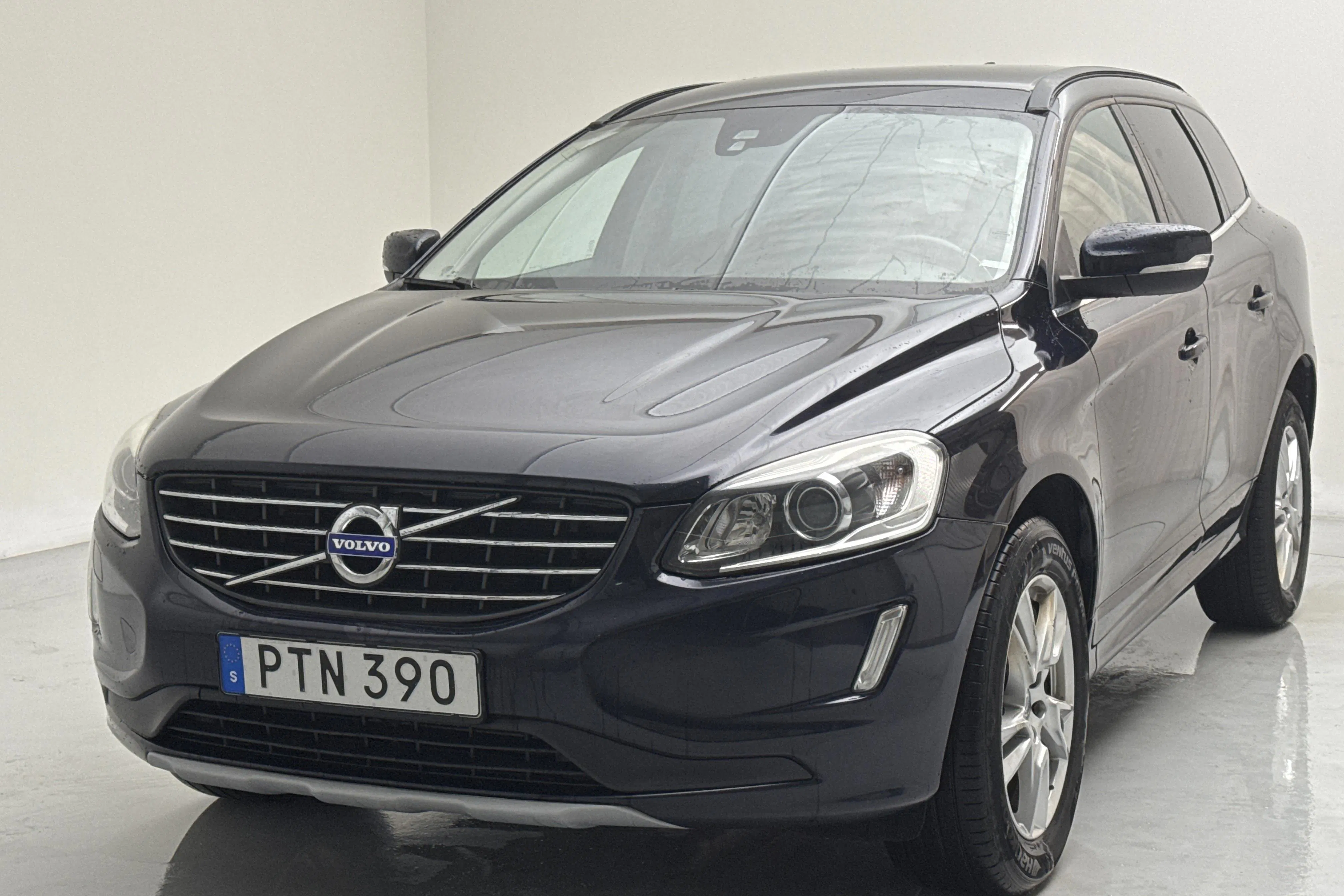 Presentationsfoto 1 av 14: Volvo XC60 D4 2WD (190hk) - 21 869 mil - Automat - Mörkblå - 2016