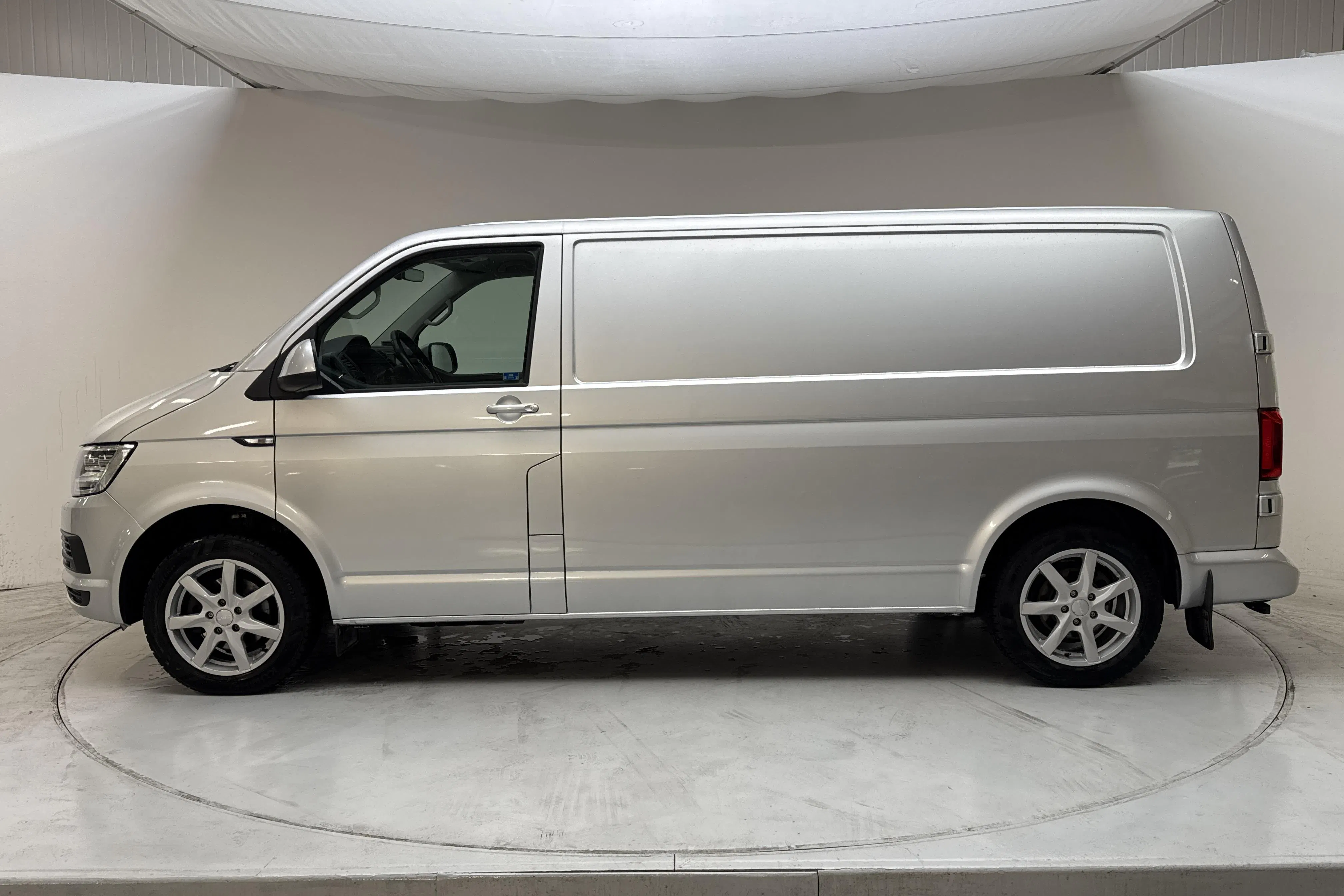 Presentation photo 2 of 12: VW Transporter T6 2.0 TDI BMT Skåp (150hk) - 151 790 km - Automatic - silver - 2018