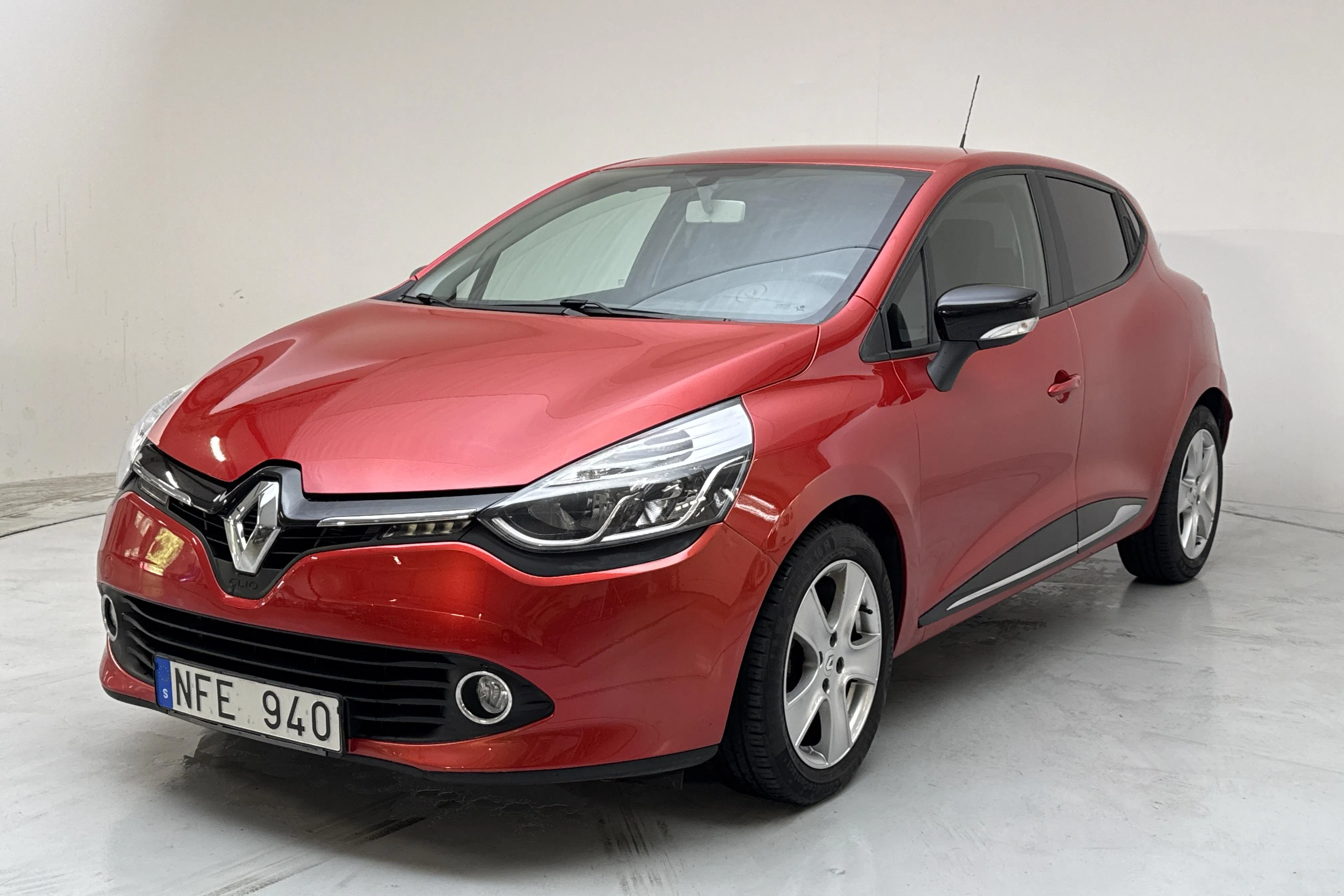 Presentationsfoto 1 av 13: Renault Clio IV 0.9 TCe 90 5dr (90hk) - 7 964 mil - Manuell - röd - 2013