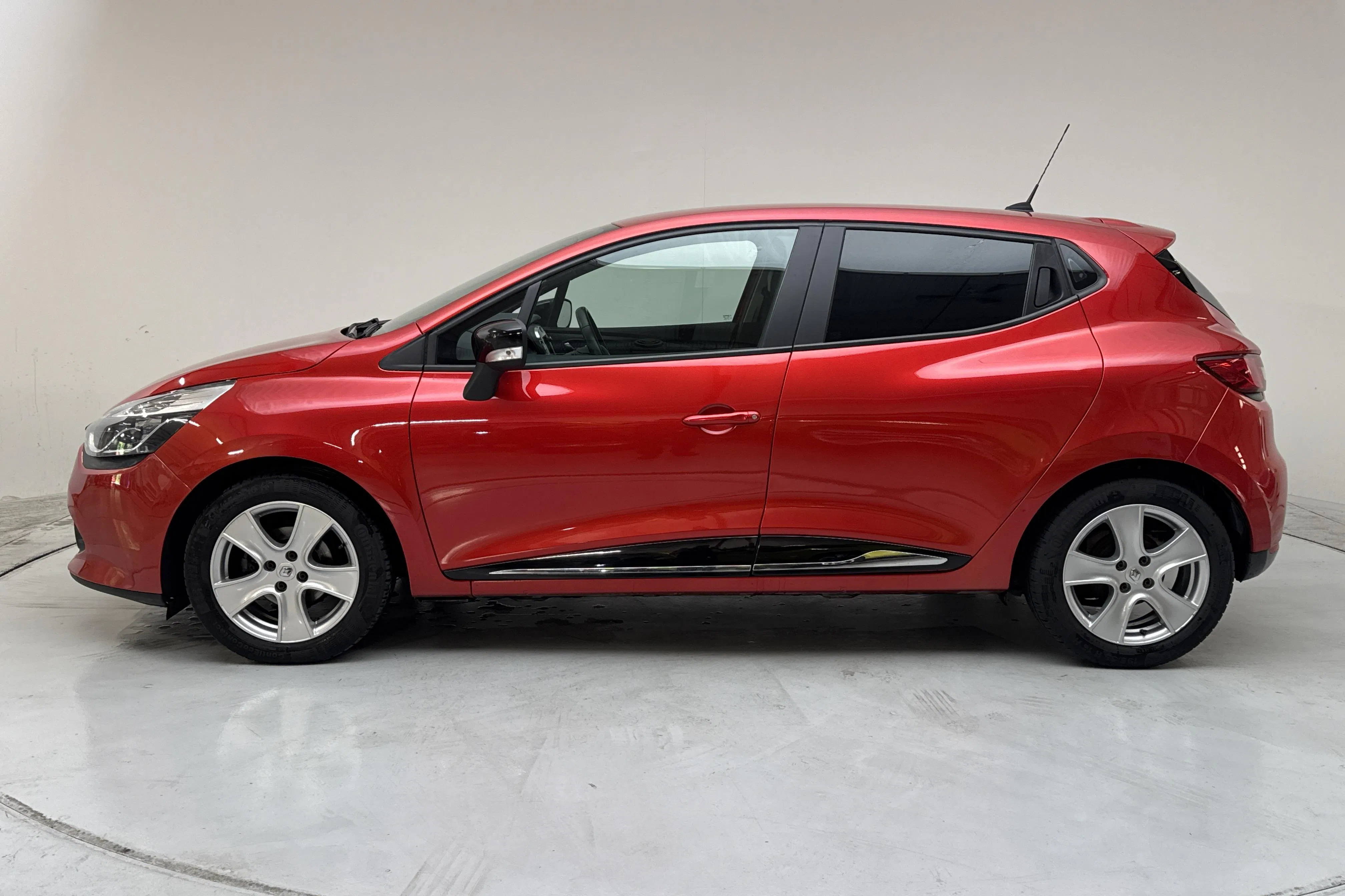 Presentationsfoto 2 av 13: Renault Clio IV 0.9 TCe 90 5dr (90hk) - 7 964 mil - Manuell - röd - 2013
