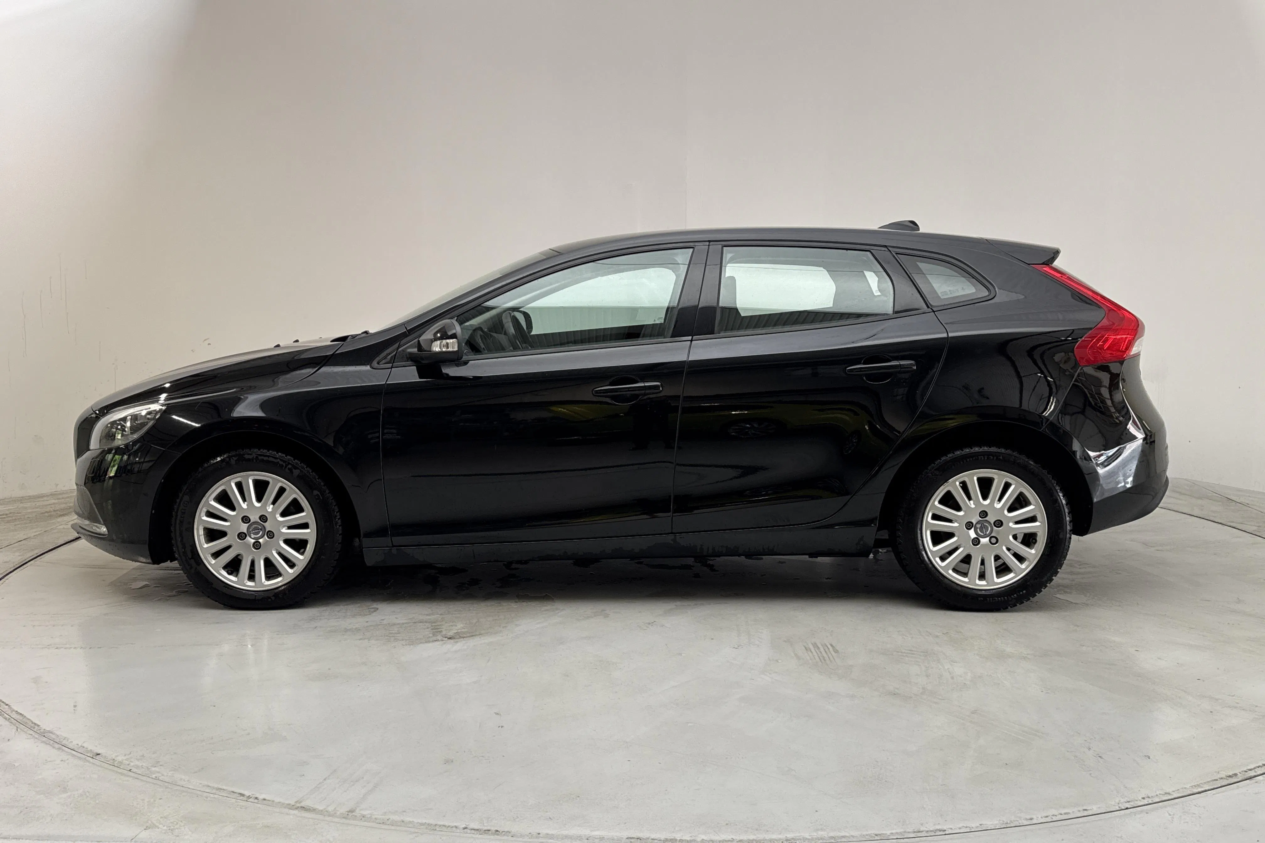 Presentation photo 2 of 13: Volvo V40 D2 (120hk) - 105 970 km - Manual - black - 2016