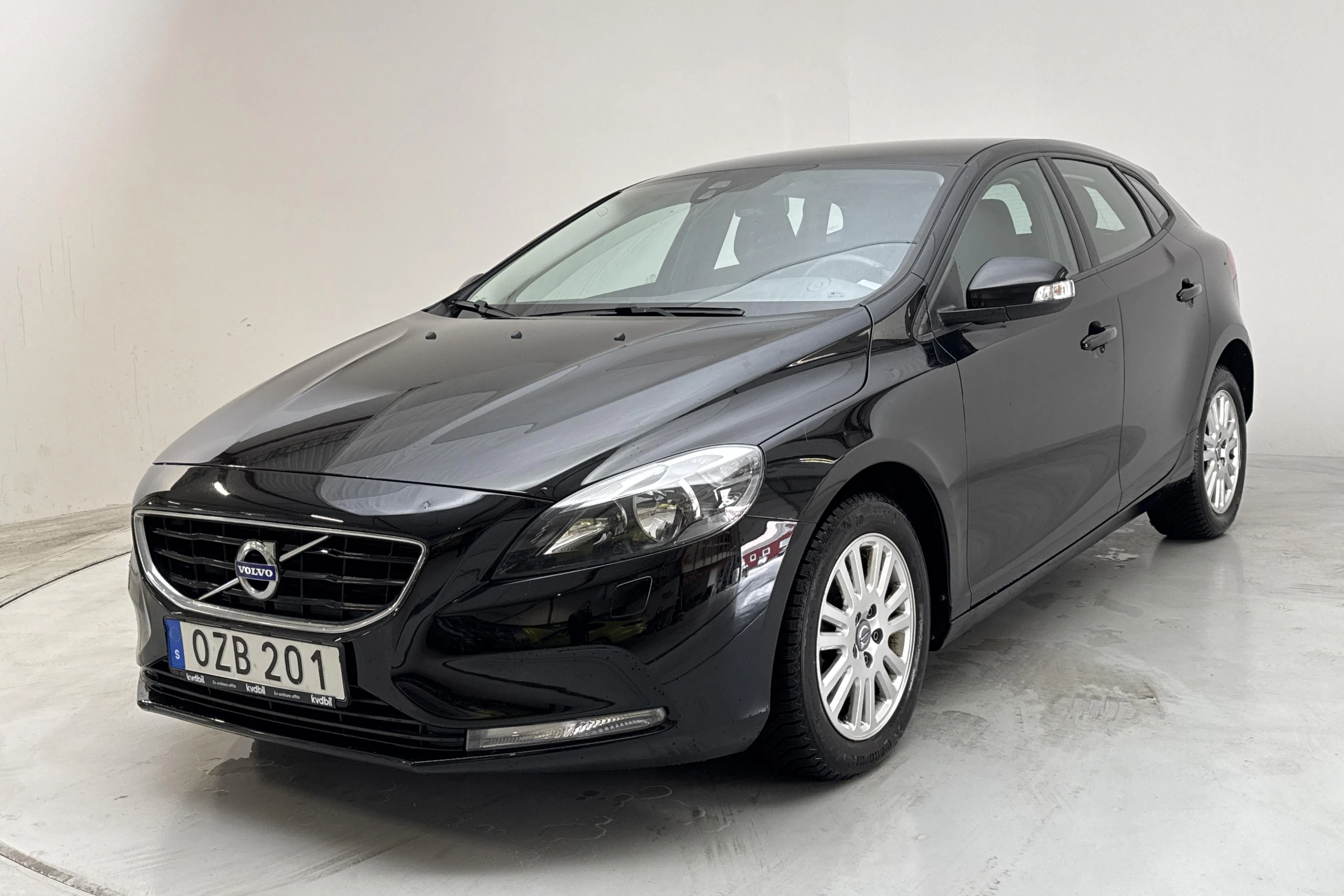 Presentation photo 1 of 13: Volvo V40 D2 (120hk) - 105 970 km - Manual - black - 2016