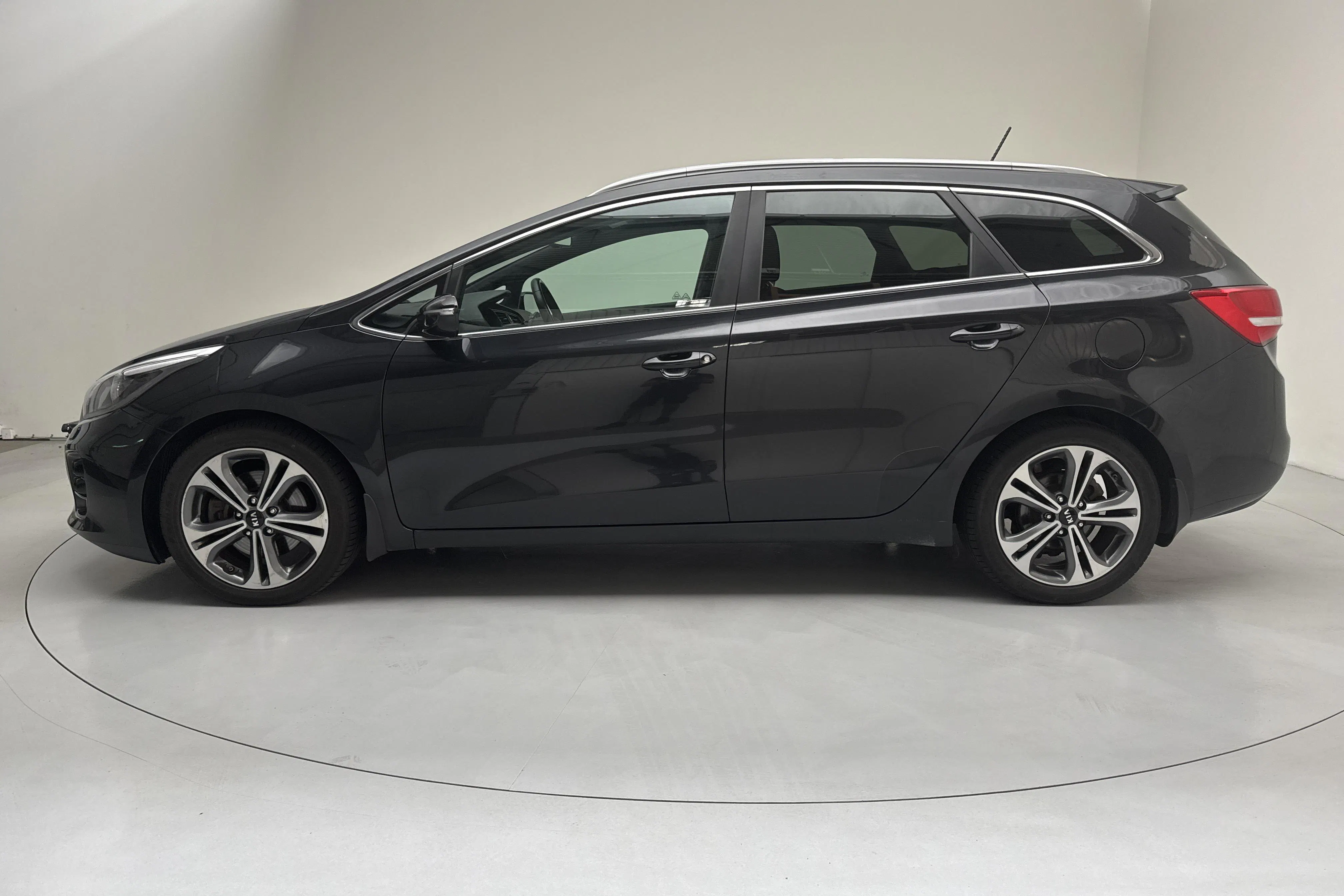 Presentation photo 2 of 14: KIA Cee'd 1.6 CRDi SW (136hk) - 173 640 km - Manual - black - 2016
