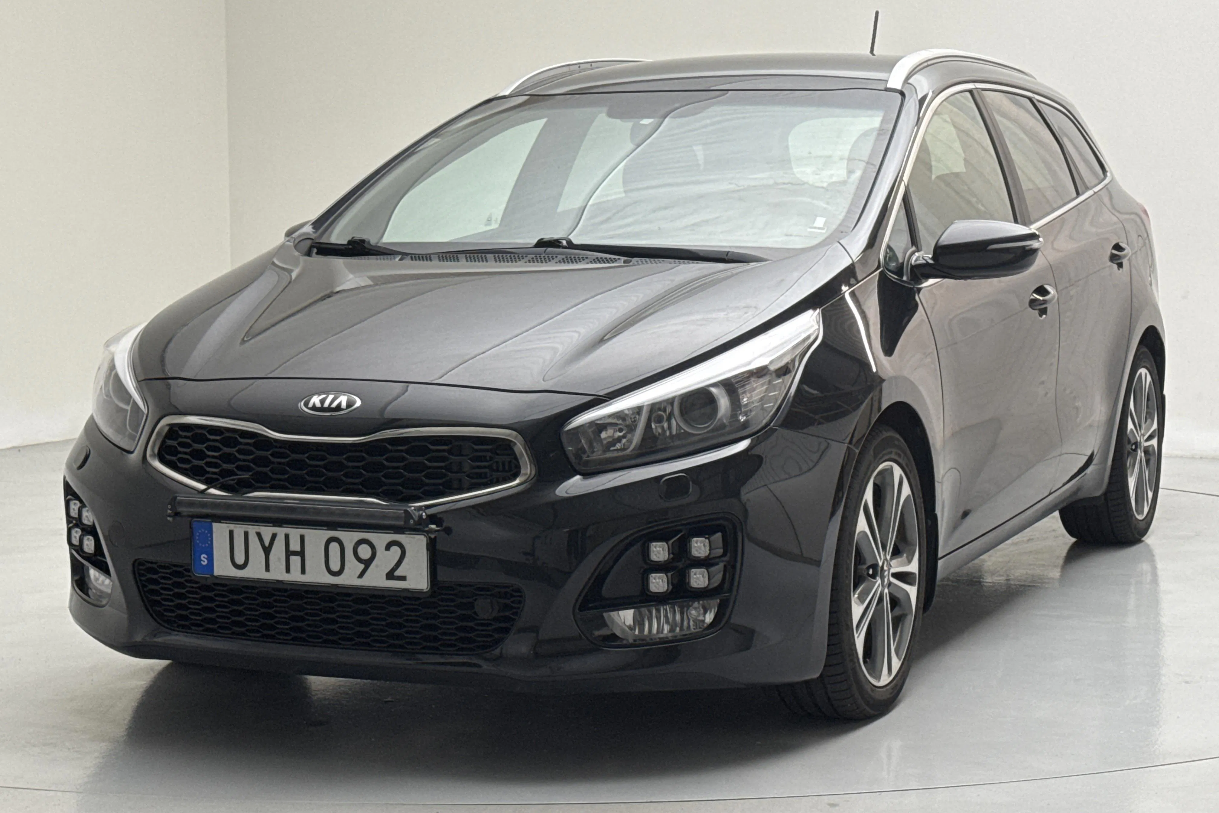 Presentation photo 1 of 14: KIA Cee'd 1.6 CRDi SW (136hk) - 173 640 km - Manual - black - 2016