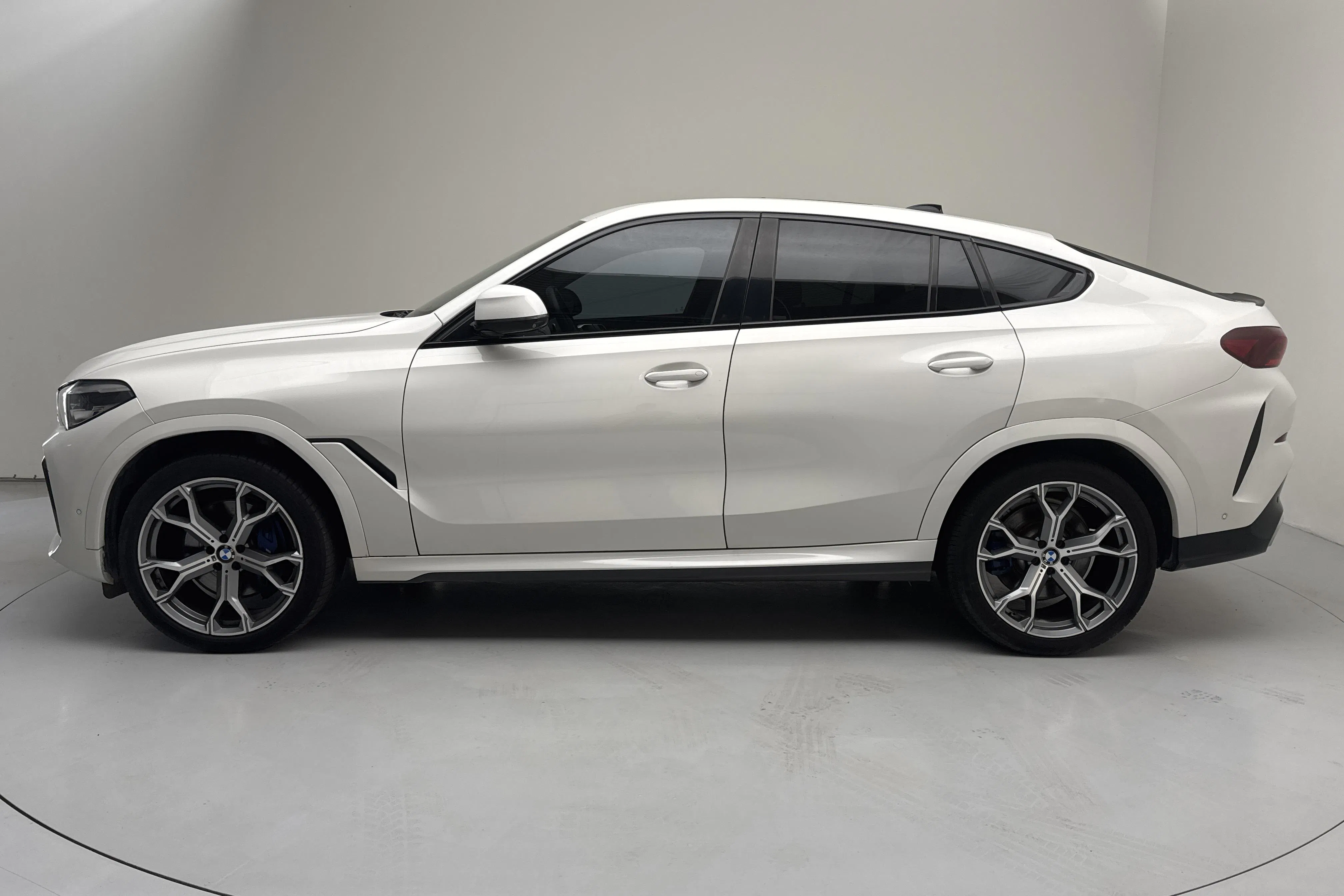 Presentationsfoto 2 av 16: BMW X6 xDrive 30d LCI, G06 (286hk+12hk) - 13 709 mil - Automat - vit - 2021