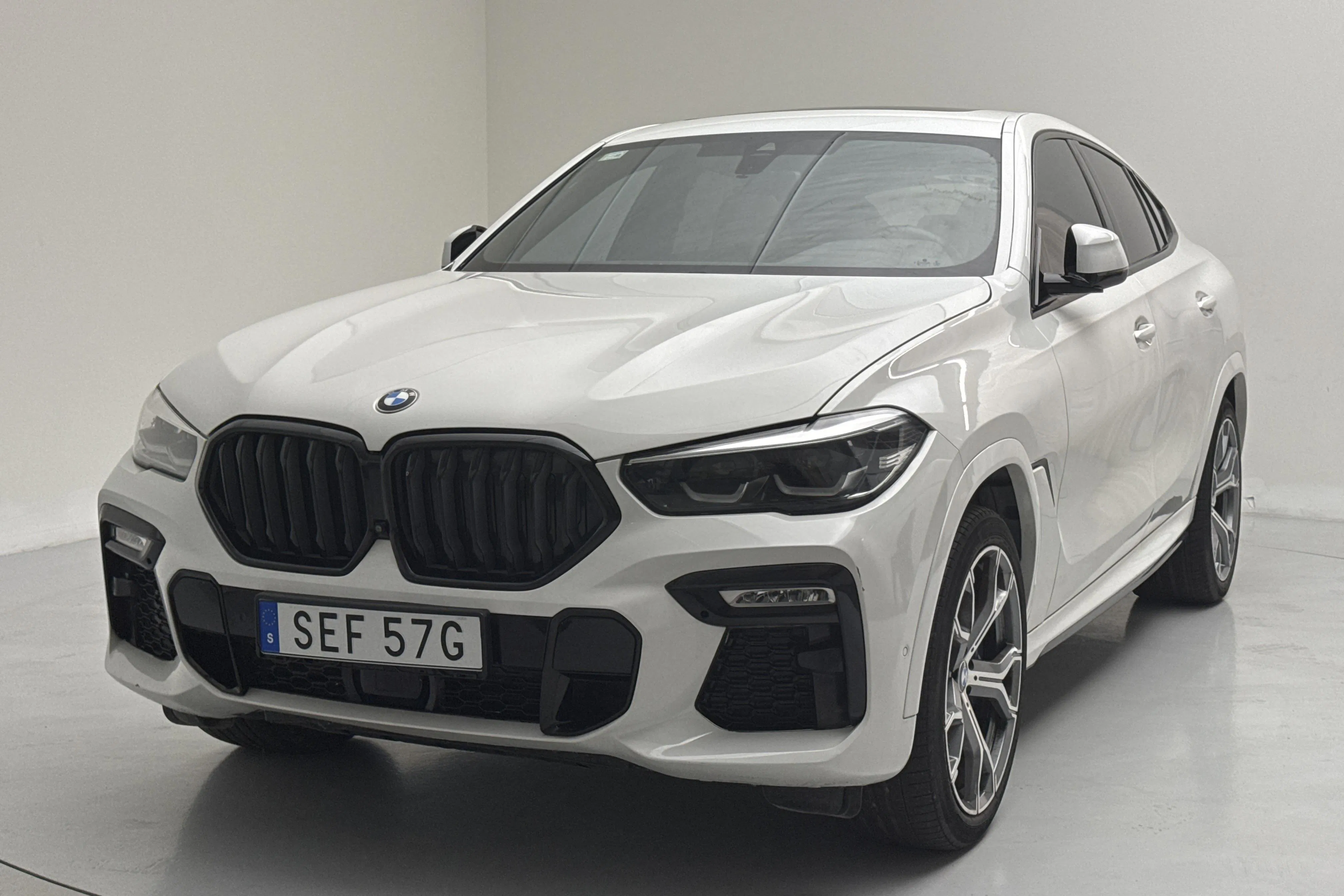 Presentationsfoto 1 av 16: BMW X6 xDrive 30d LCI, G06 (286hk+12hk) - 13 709 mil - Automat - vit - 2021