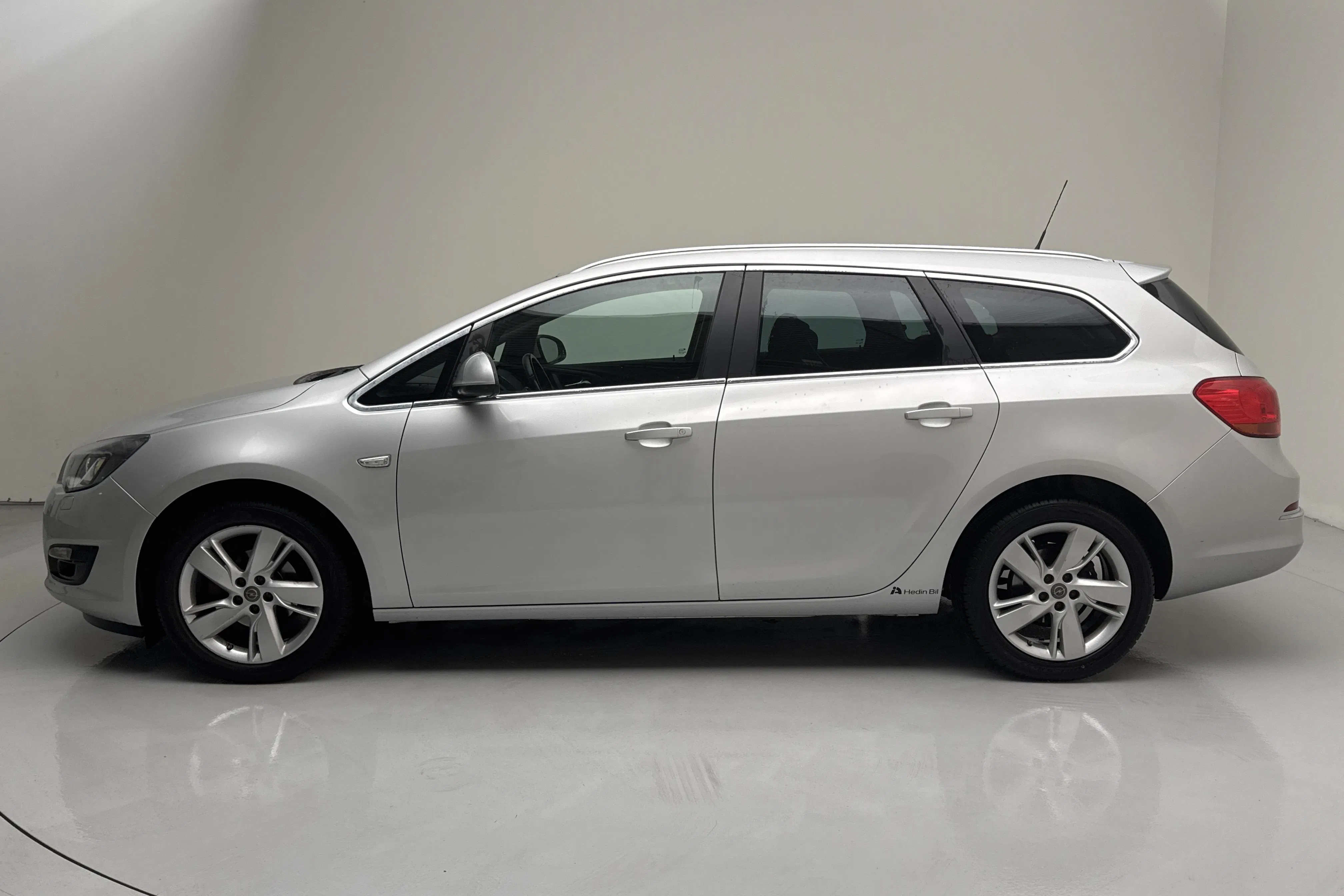 Presentationsfoto 2 av 12: Opel Astra 1.4 Turbo ECOTEC Sports Tourer (140hk) - 12 041 mil - Manuell - grå - 2016