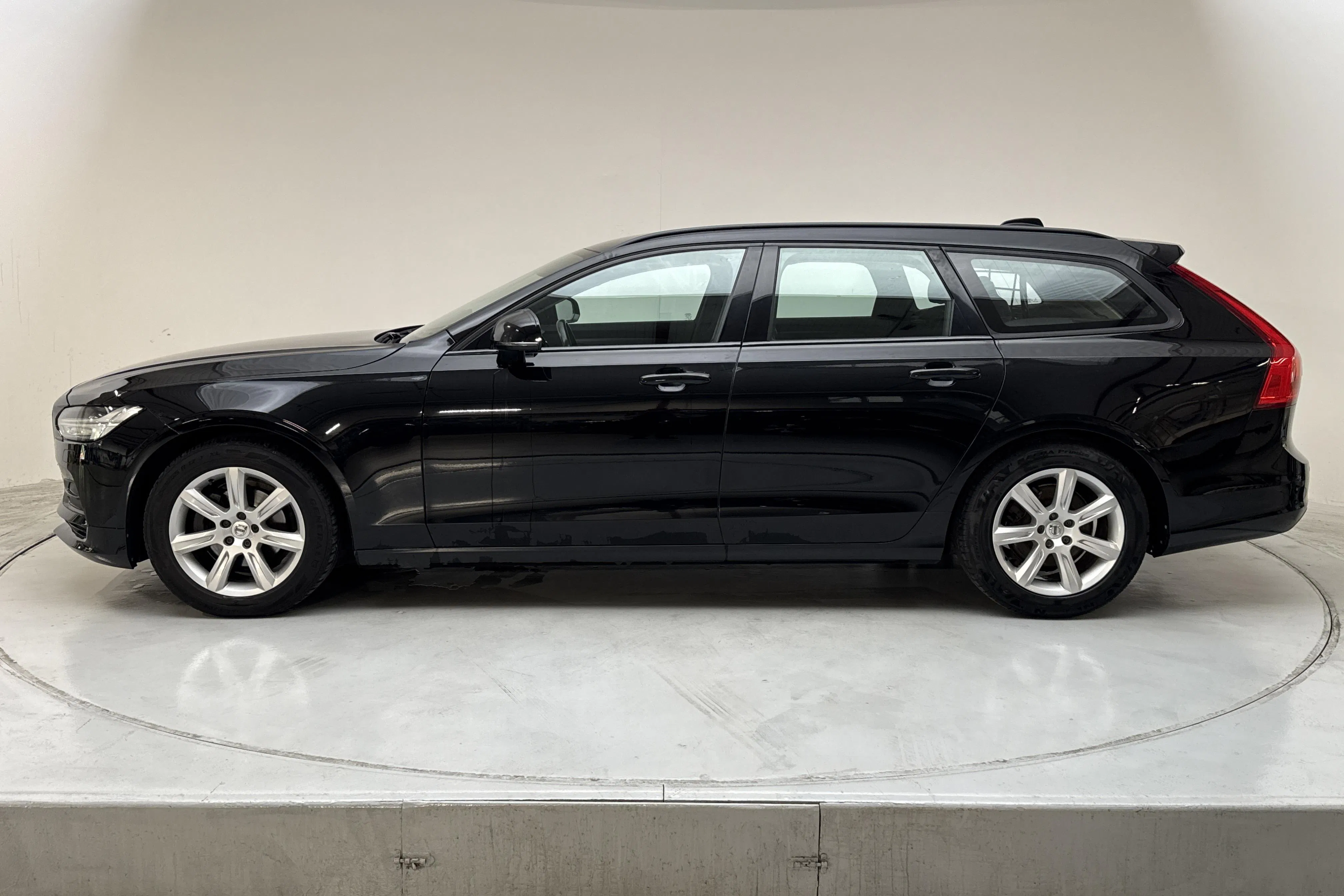 Presentationsfoto 2 av 13: Volvo V90 D3 (150hk) - 19 503 mil - Automat - svart - 2017