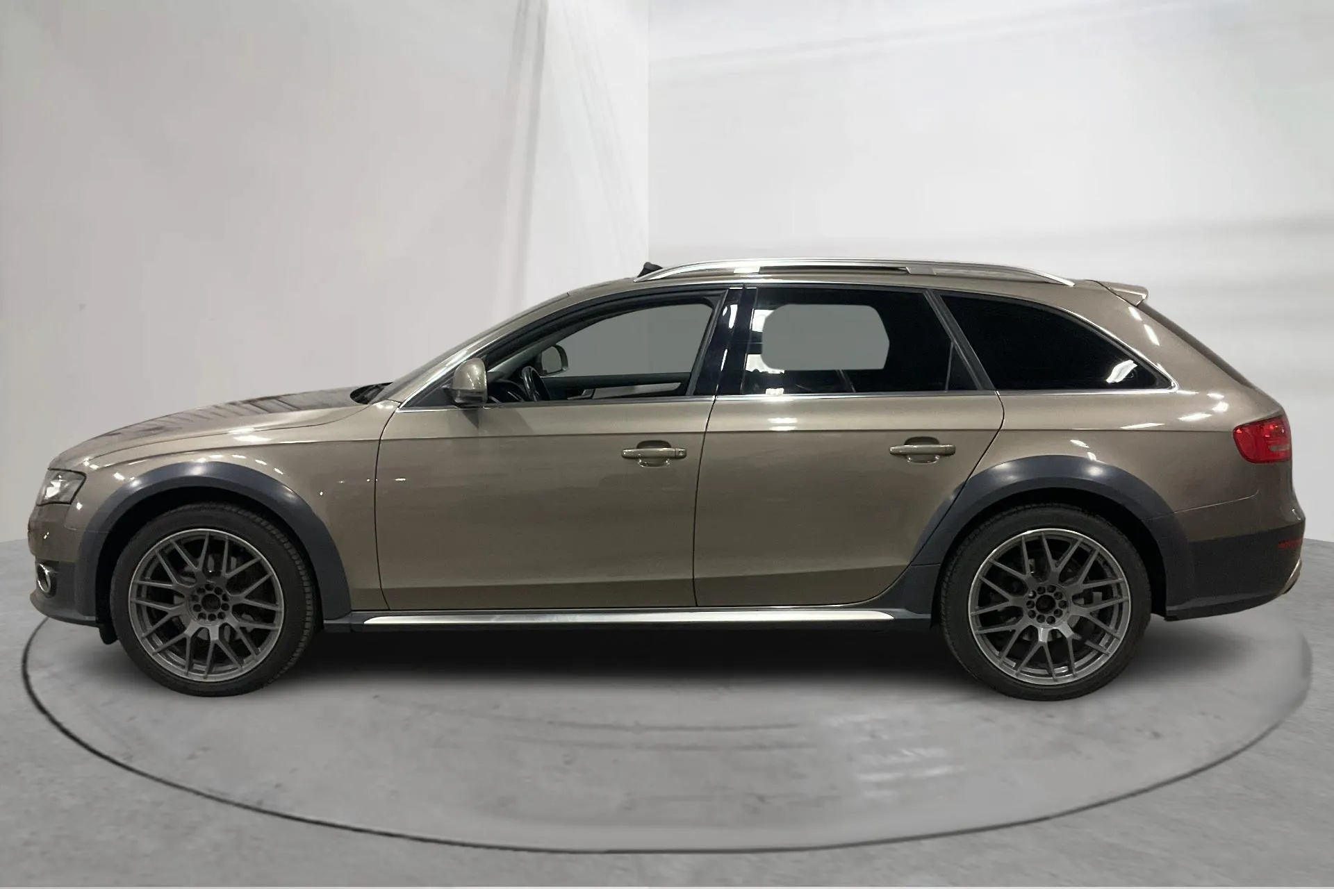 Presentationsfoto 2 av 20: Audi A4 Allroad 2.0 TFSI Avant quattro (211hk) - 20 701 mil - Automat - Ljusbrun - 2011