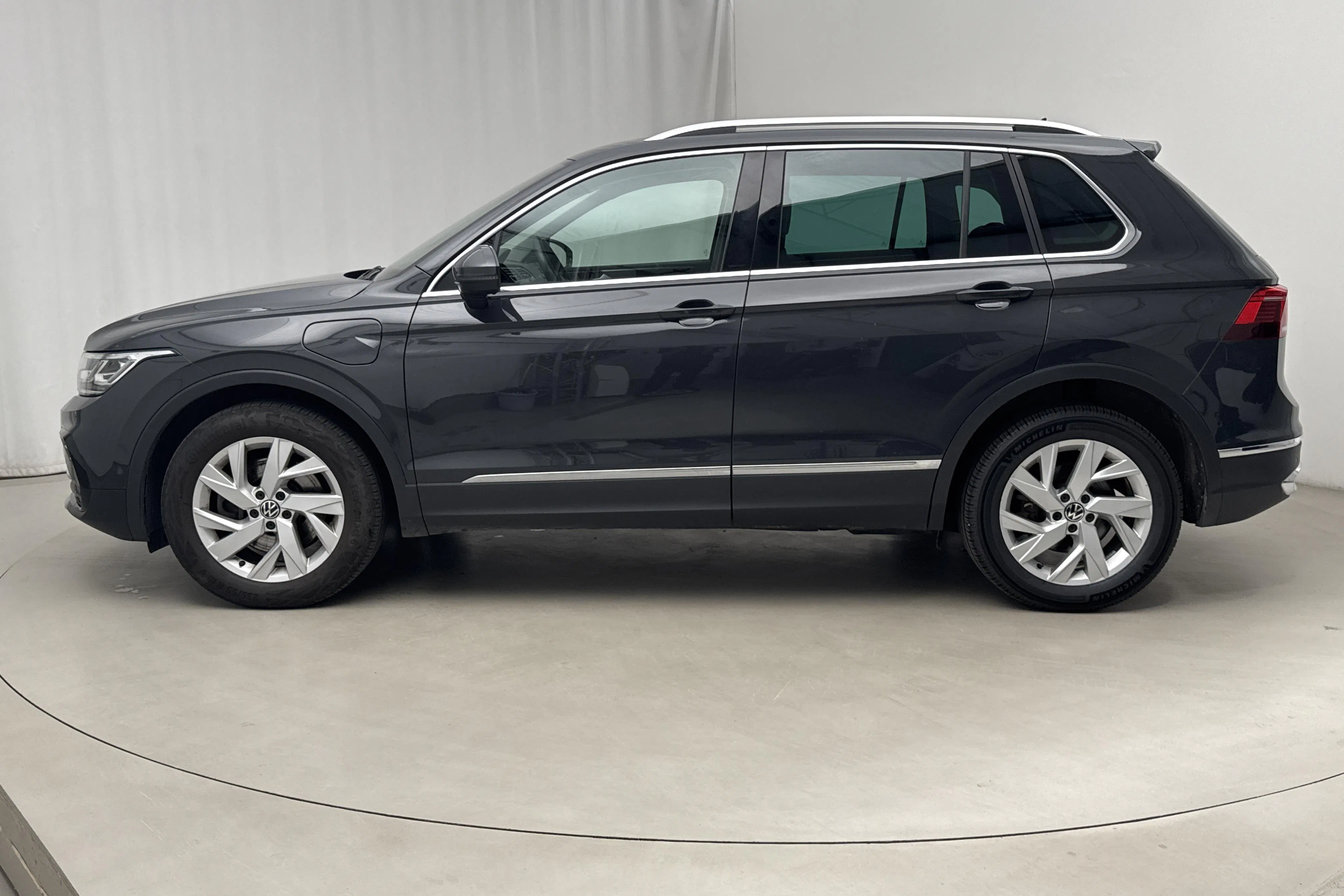 Presentationsfoto 2 av 18: VW Tiguan 1.4 TSI eHybrid (245hk) - 7 791 mil - Automat - grå - 2023
