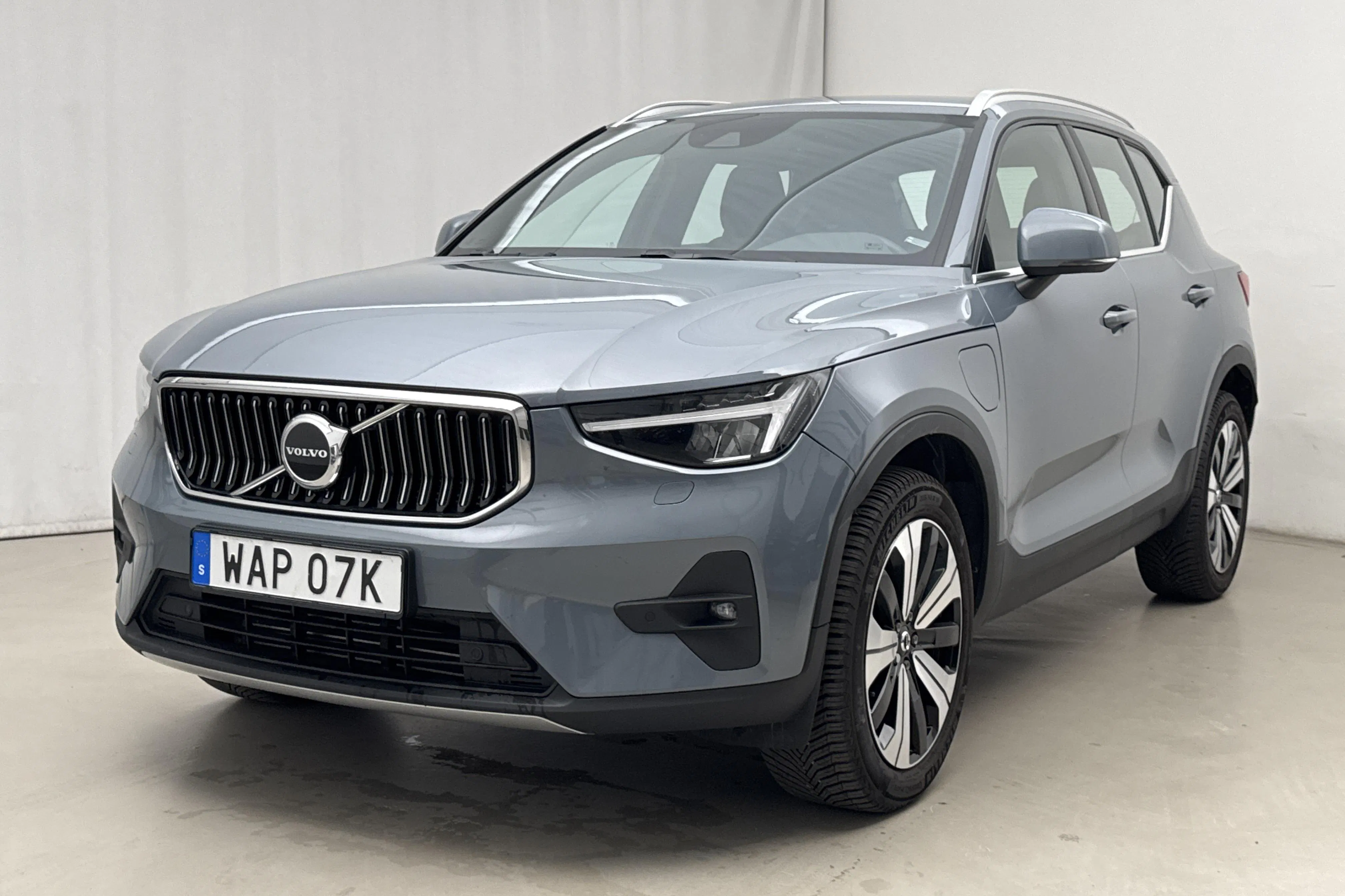 Presentationsfoto 1 av 22: Volvo XC40 T4 2WD Twin Engine (211hk) - 7 283 mil - Automat - grå - 2023